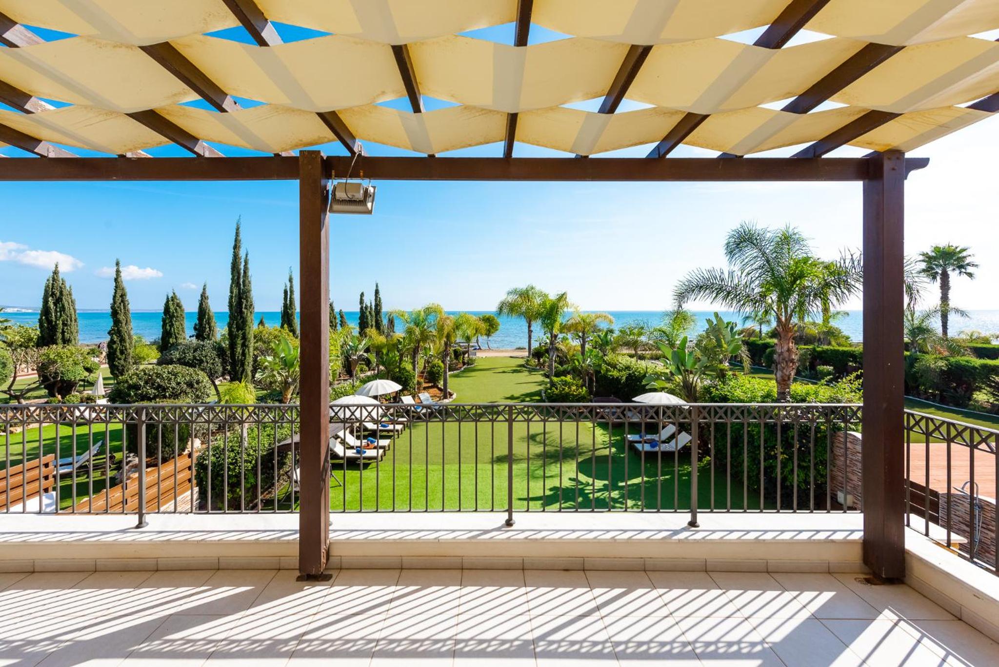Sea Front Oceanus H2 by Ezoria Villas