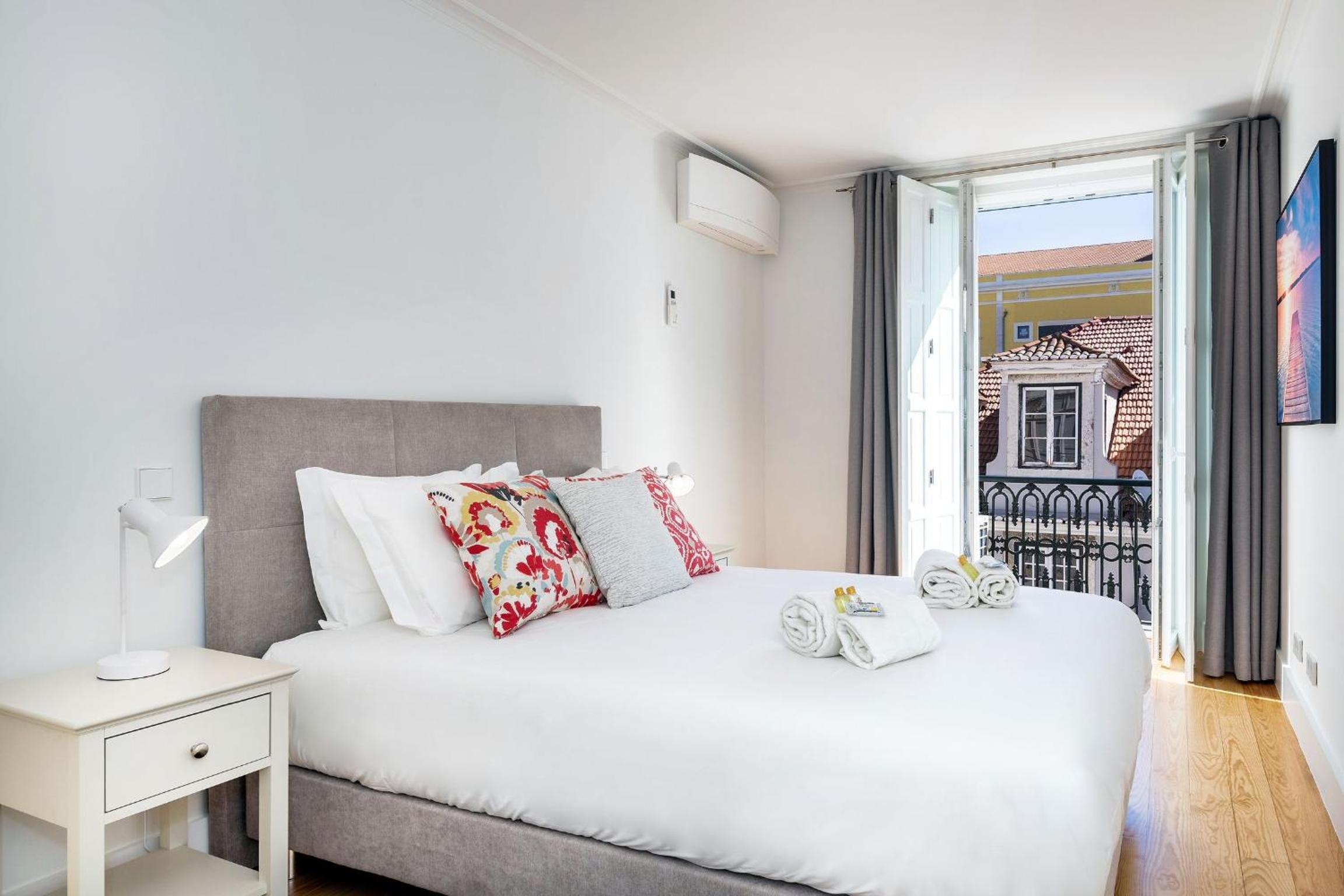 4PAX Apt in Chiado with River View by LovelyStay view 2