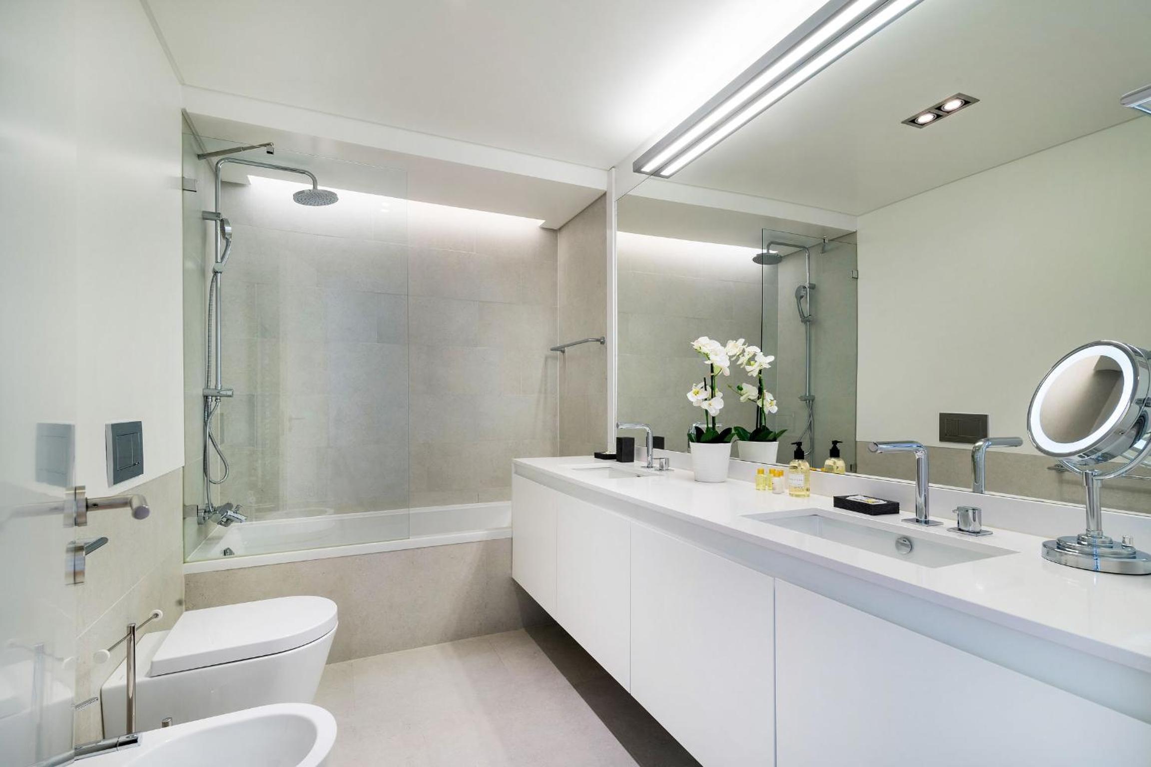 4PAX Apt in Chiado with River View by LovelyStay view 3