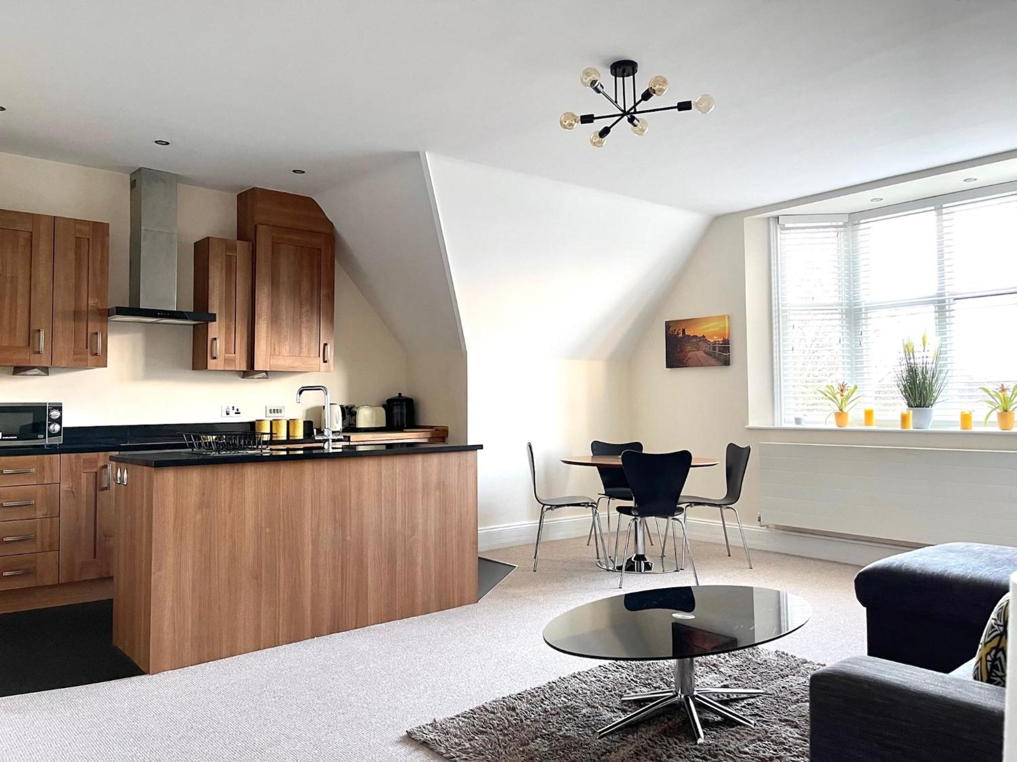 Regal Retreat Modern 2 bed apartment 400m from sea view 2