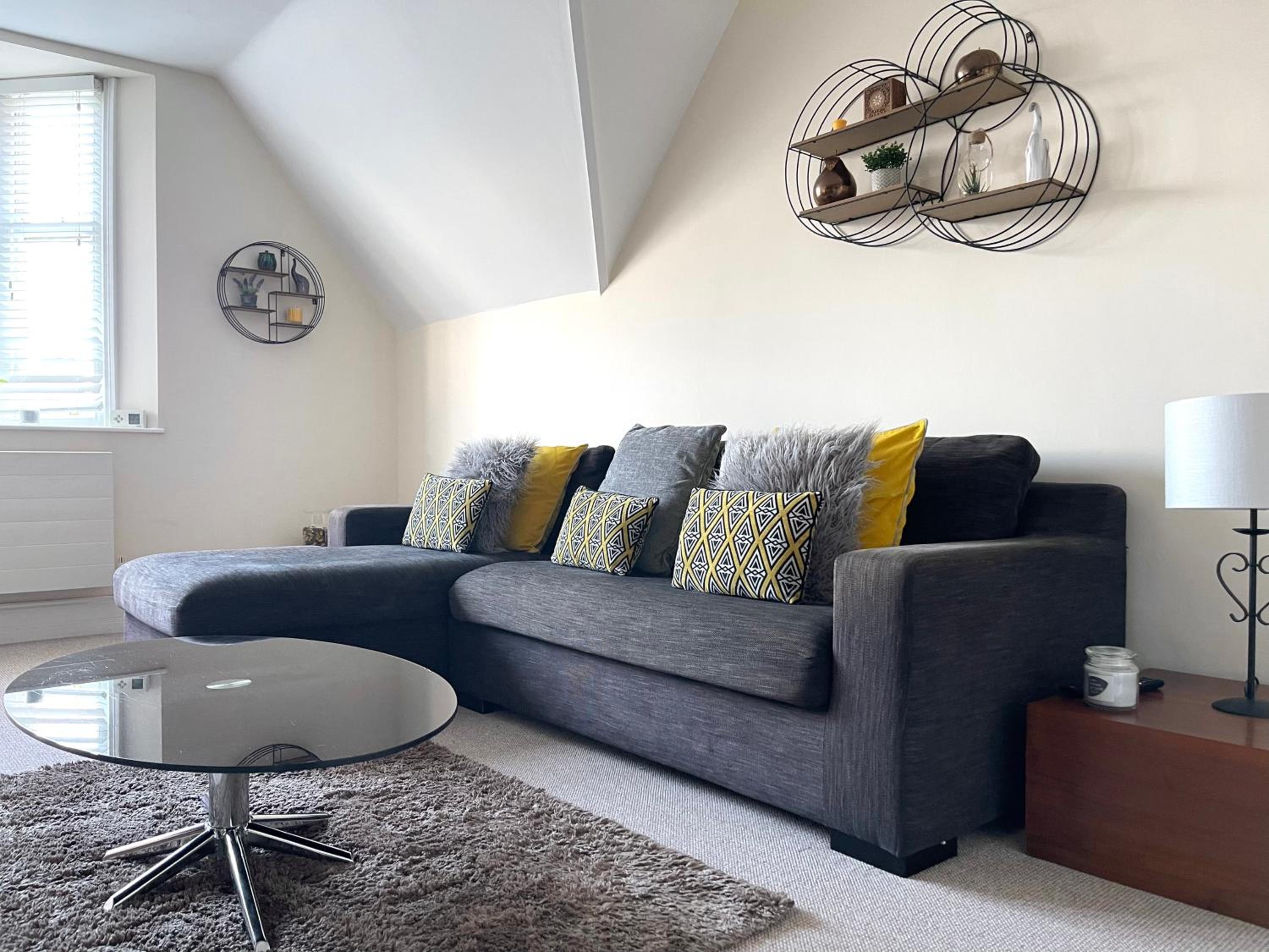 Regal Retreat Modern 2 bed apartment 400m from sea view 5
