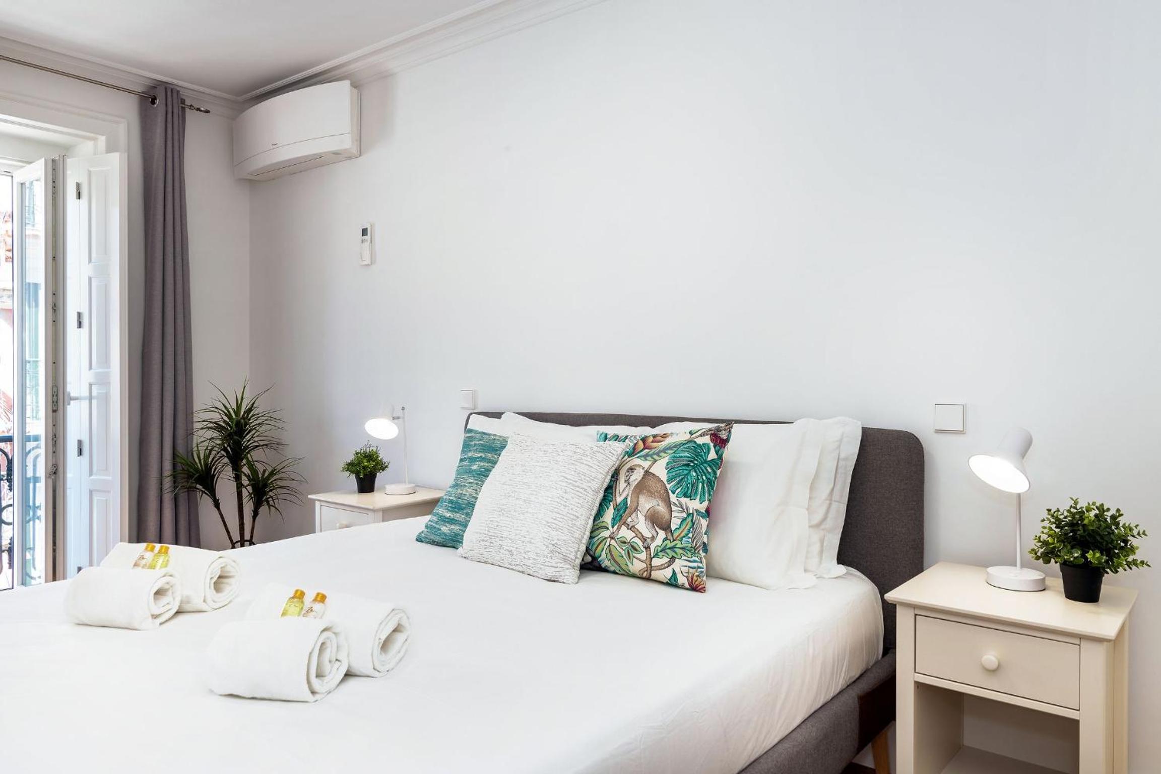 Stunning 2BDR Apartment in Chiado by LovelyStay view 4