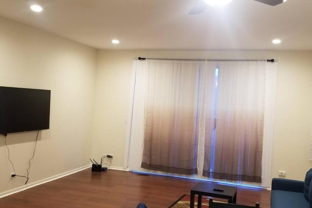Waukegan Vacations - Family Home - 2 bedroom, kitchen, 1.5 bath - Property Image 4