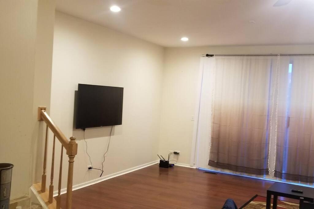Waukegan Vacations - Family Home - 2 bedroom, kitchen, 1.5 bath - Property Image 5