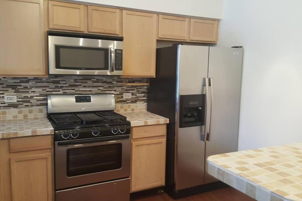 Waukegan Vacations - Family Home - 2 bedroom, kitchen, 1.5 bath - Property Image 9