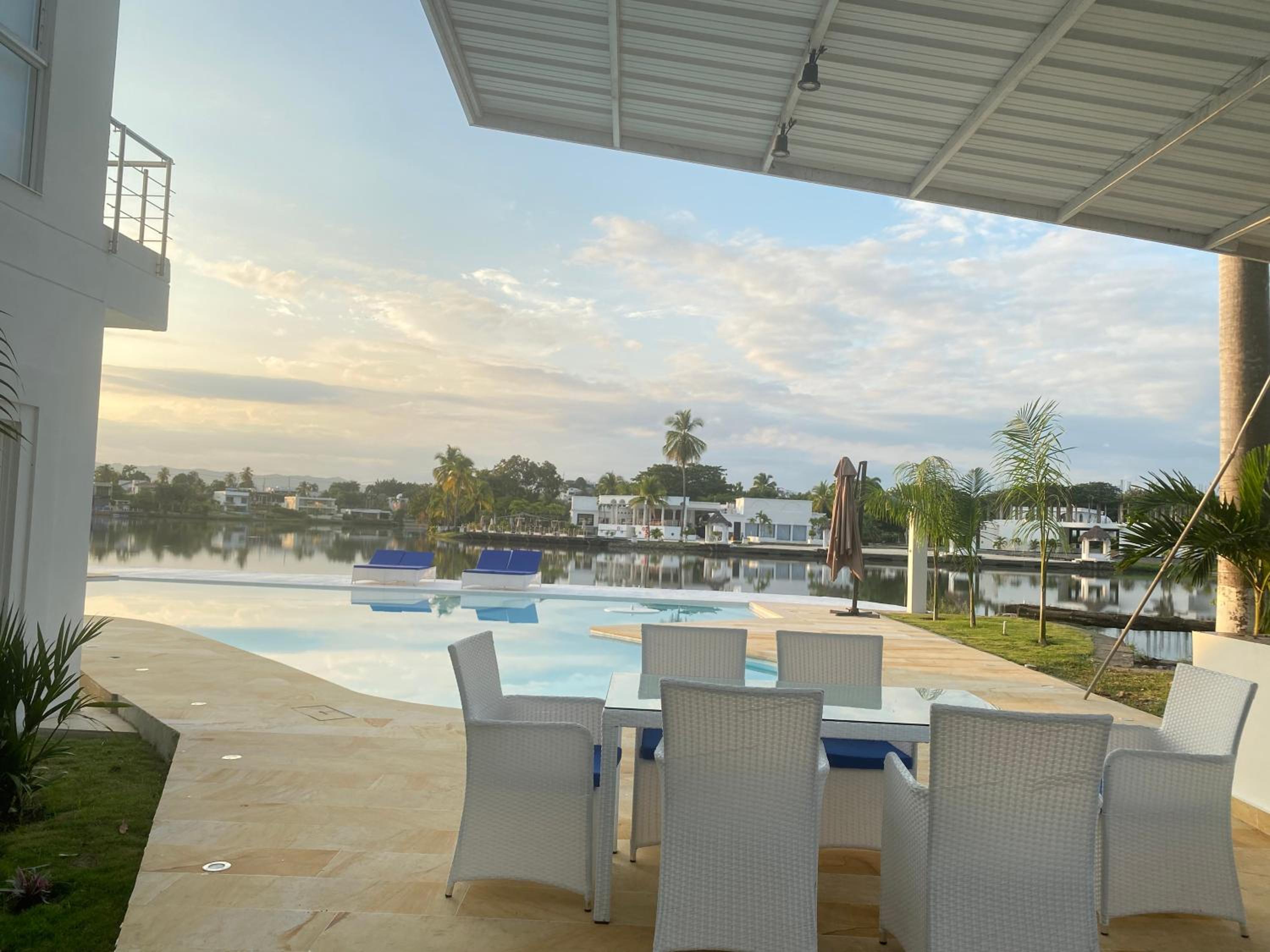 Espectacular Casa Condominio Lagos del Peñón Girardot-Colombia