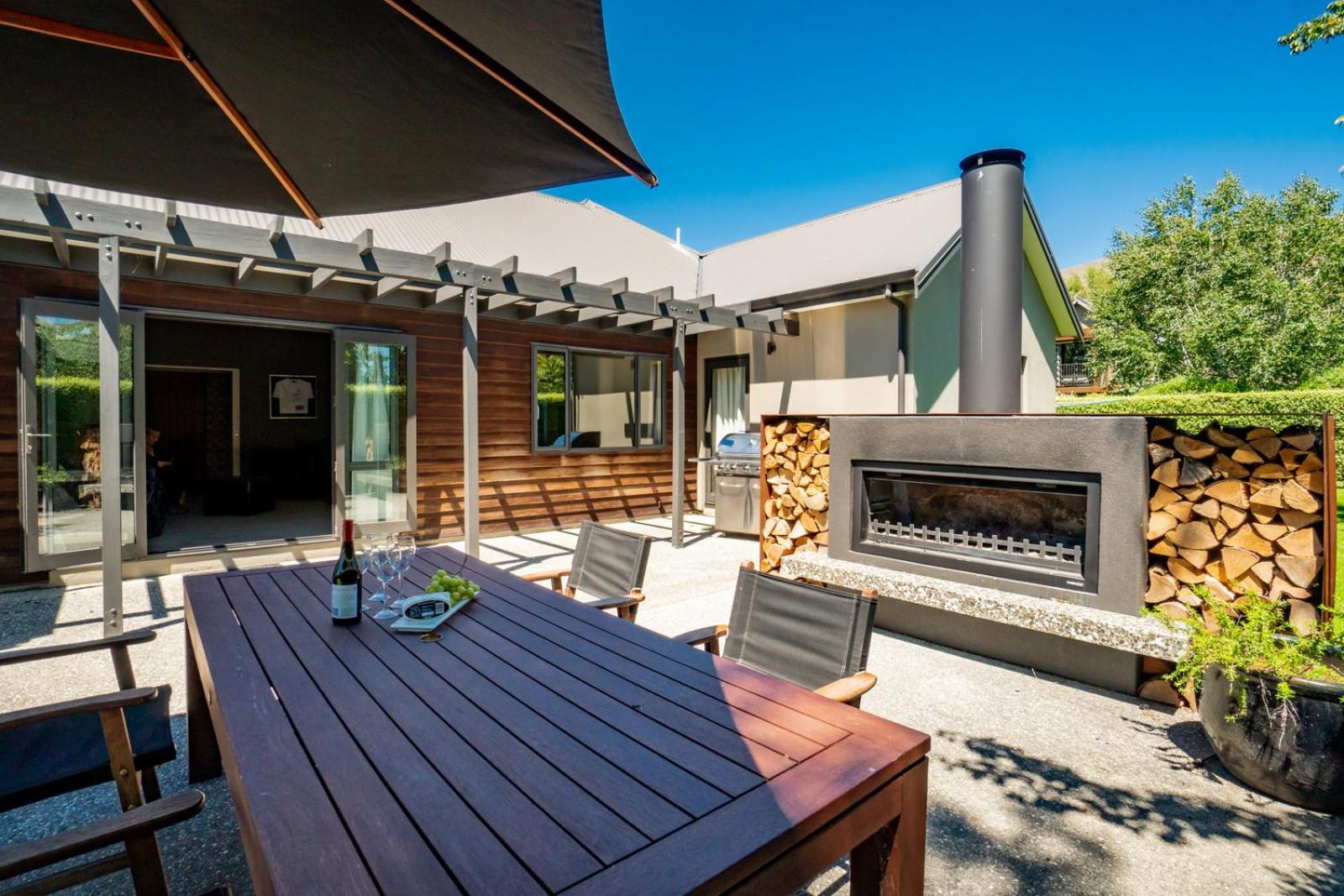 Modern Lake Haven - Wanaka Holiday Home view 2