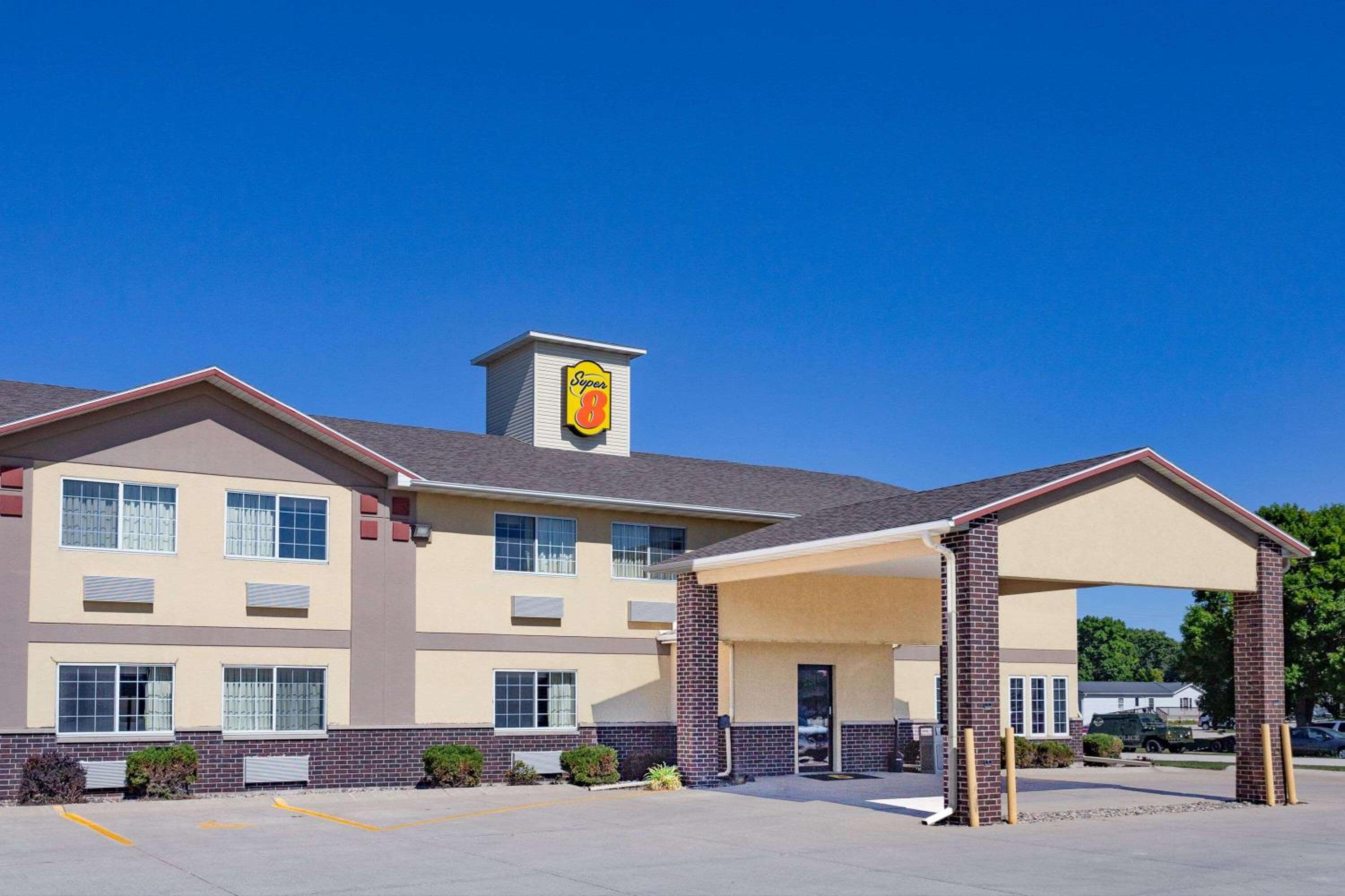 Emmetsburg Hotel & Suites view 2