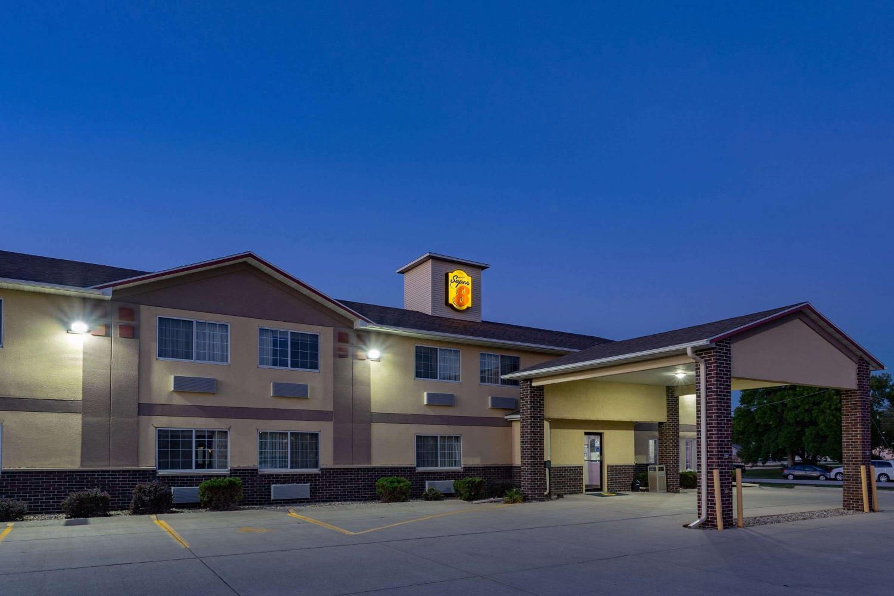 Emmetsburg Hotel & Suites view 3