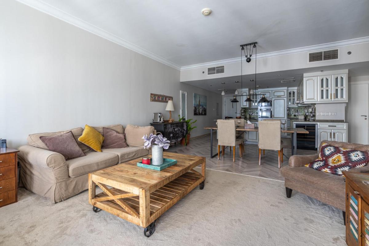 HiGuests - Royal 2BR Apt With Balcony Near Burj Khalifa