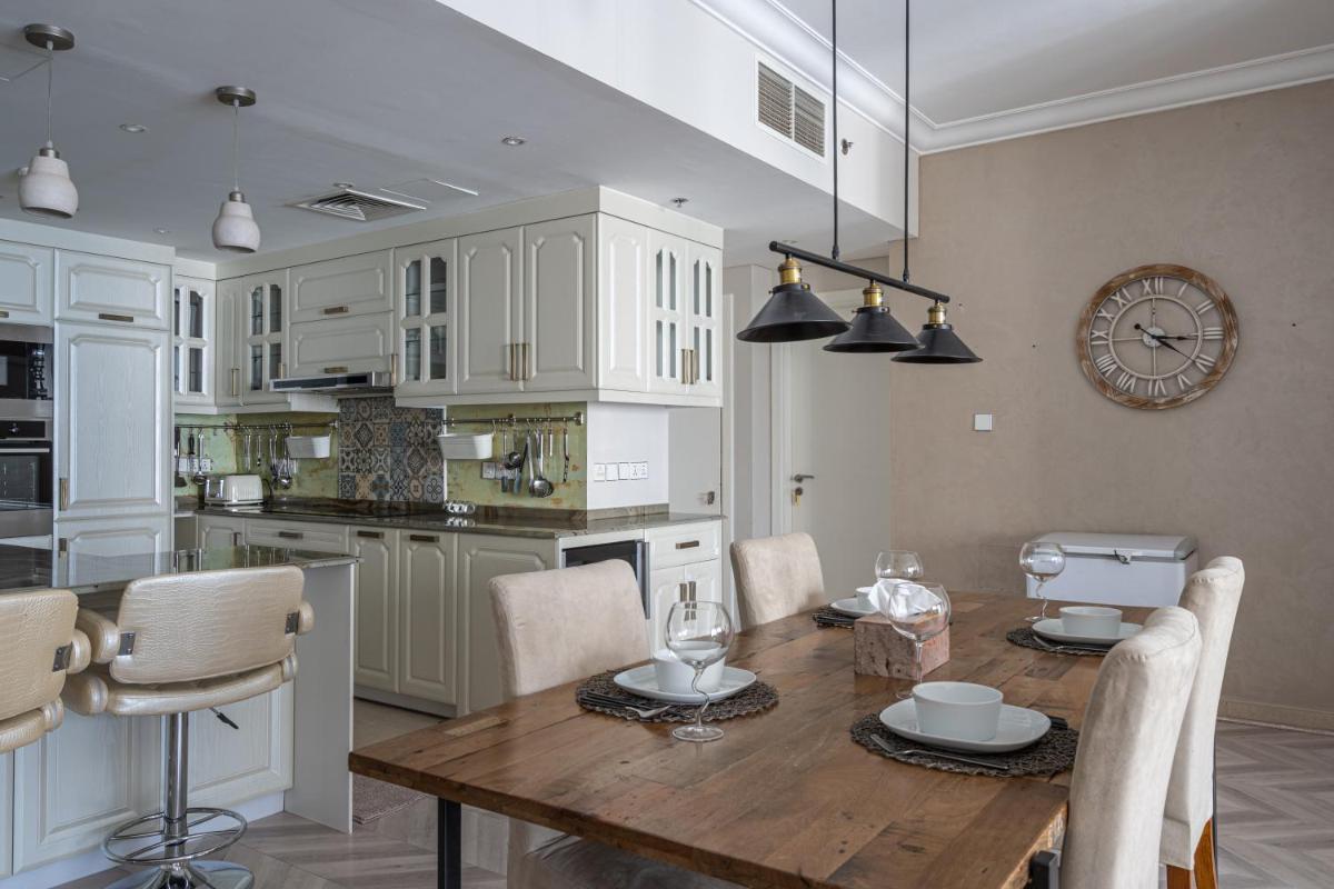 HiGuests - Royal 2BR Apt With Balcony Near Burj Khalifa
