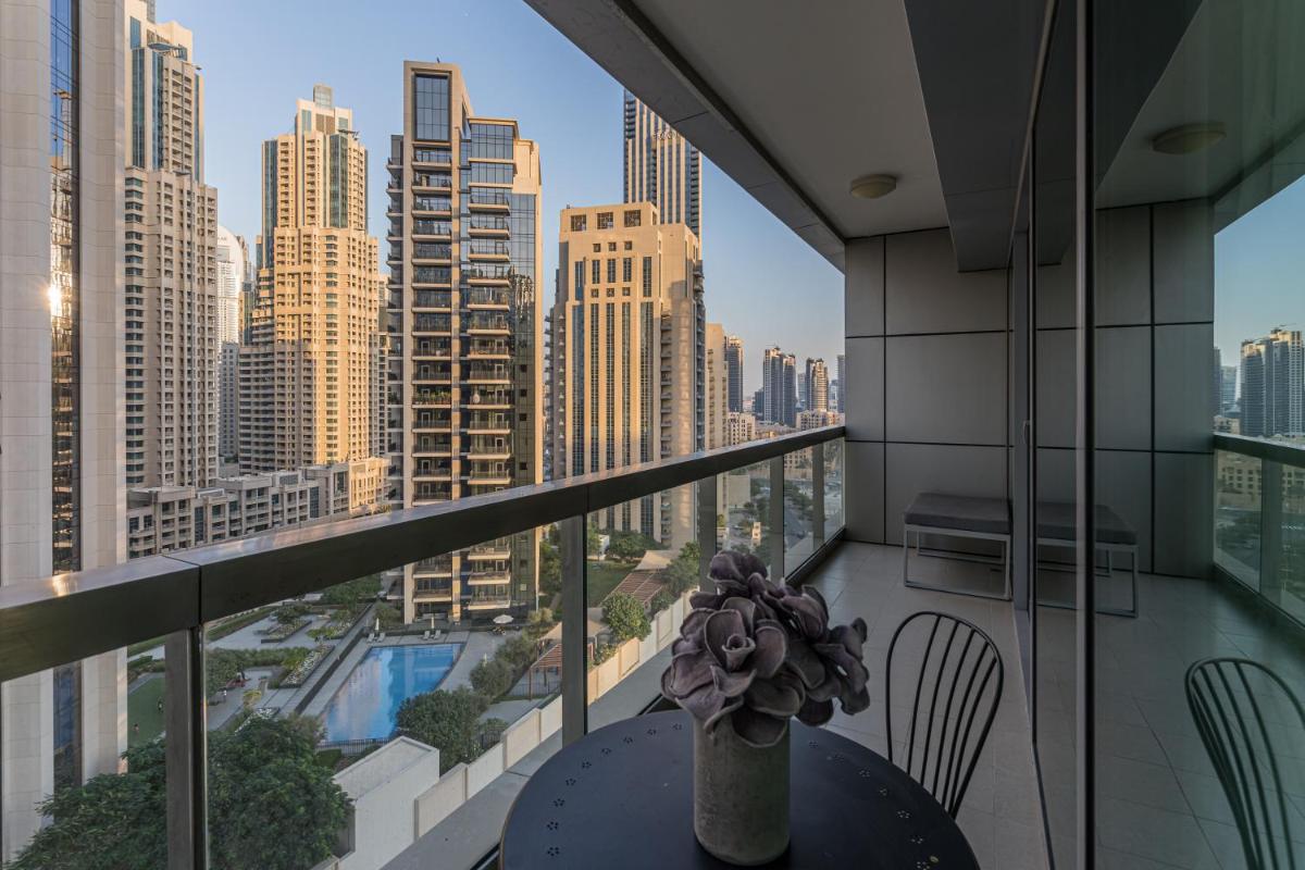 HiGuests - Royal 2BR Apt With Balcony Near Burj Khalifa