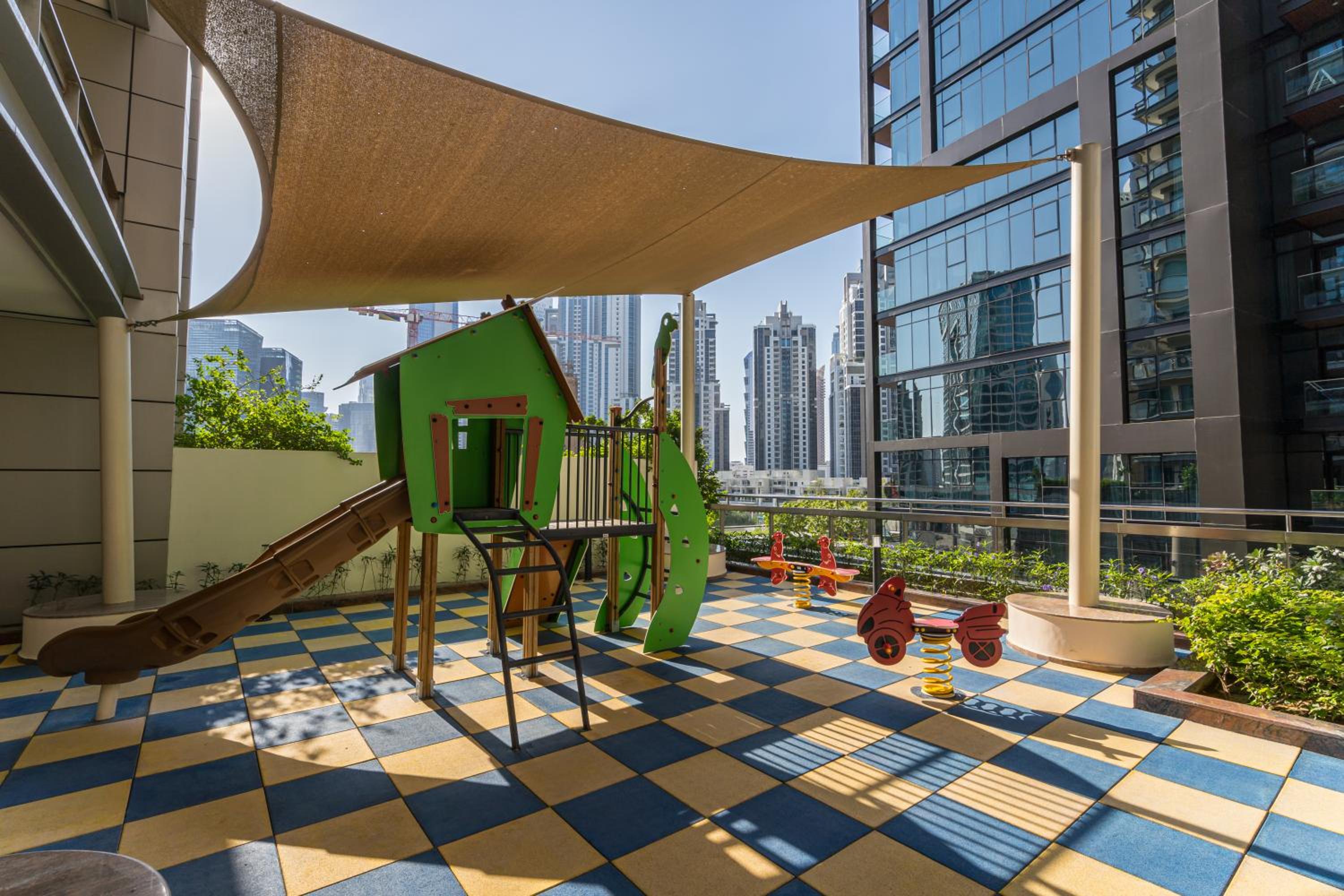 HiGuests - Royal 2BR Apt With Balcony Near Burj Khalifa