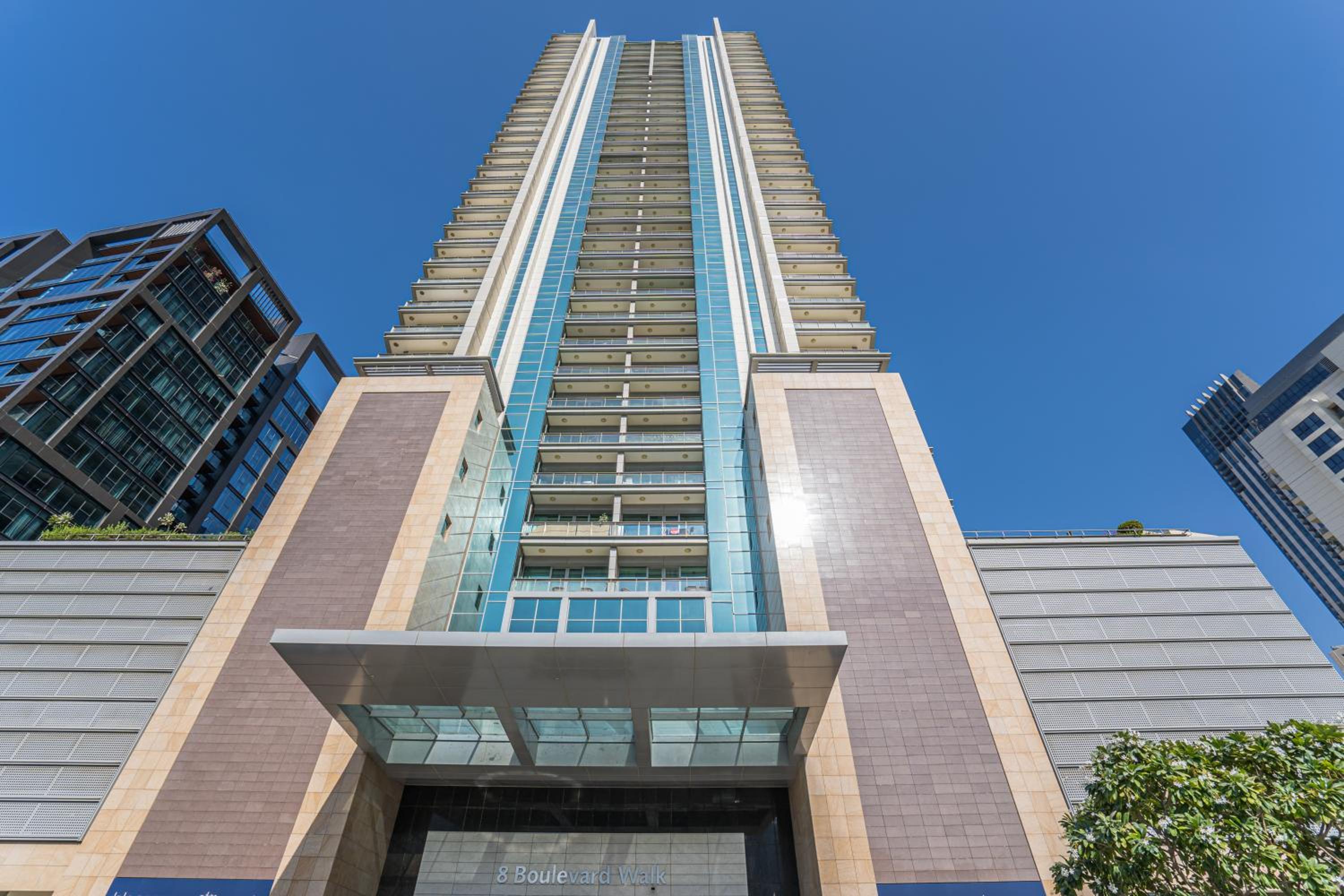 HiGuests - Royal 2BR Apt With Balcony Near Burj Khalifa