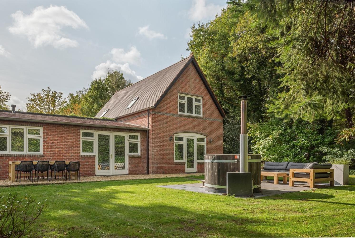 14P 5B Beautiful English Villa with jacuzzi view 3