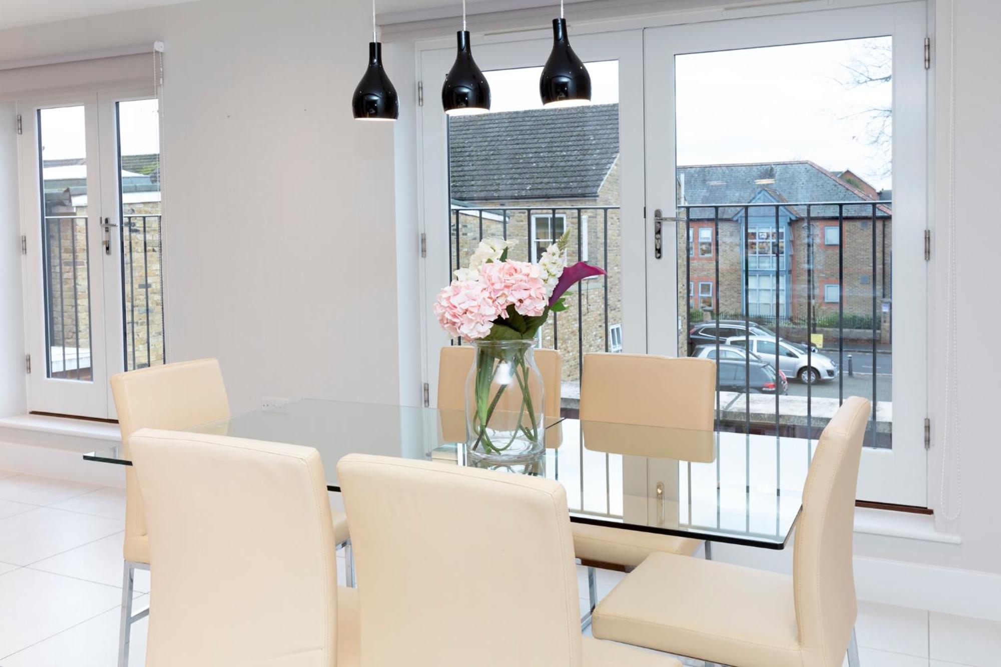 Stunning Central Windsor Town House With Parking view 4