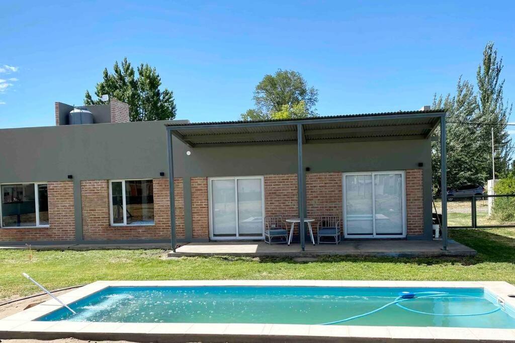 Casa con pileta y parrilla en barrio privado, 2 dormitorios