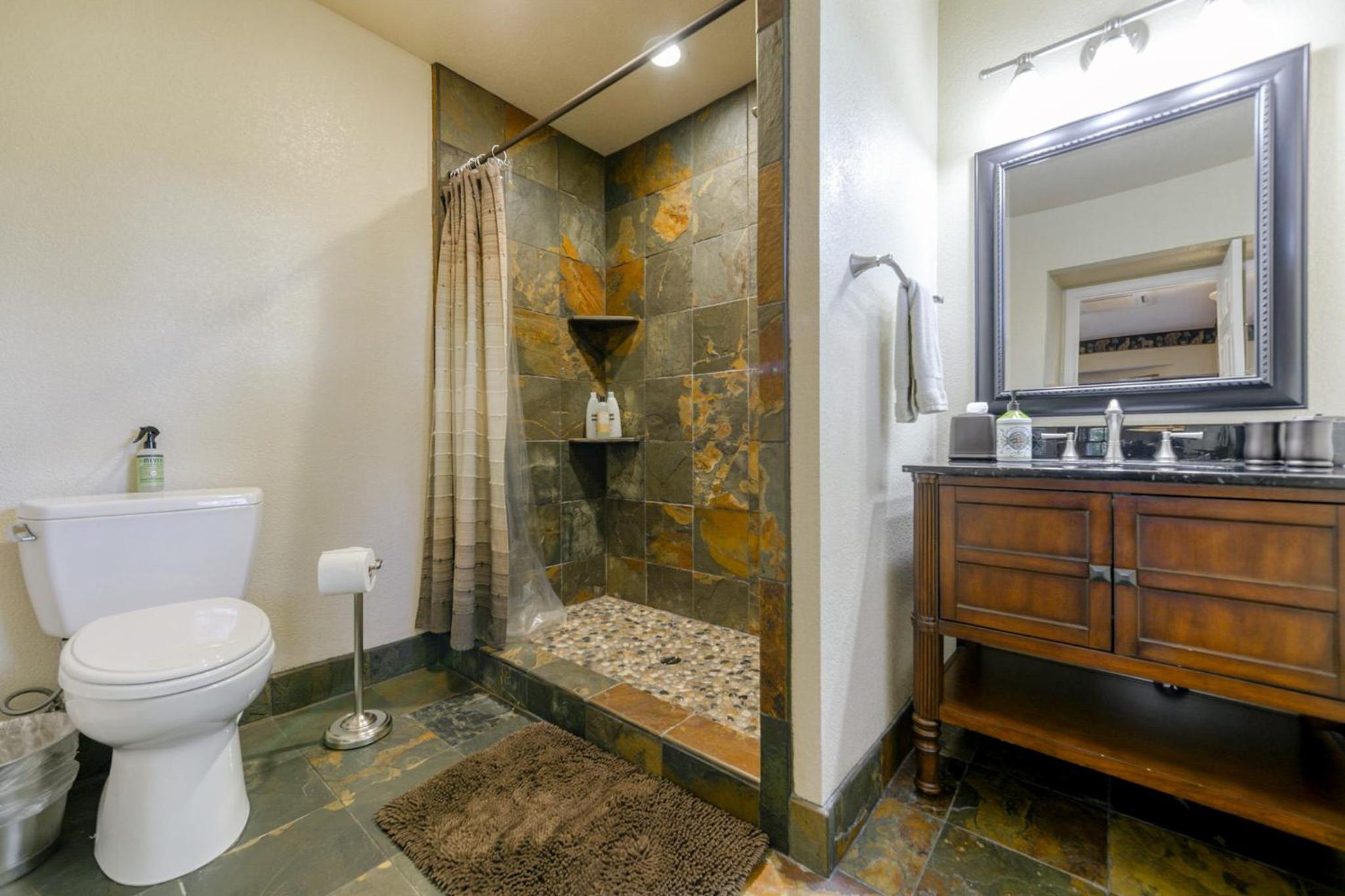 Redding Vacations - Hope Inn Redding - Property Image 15