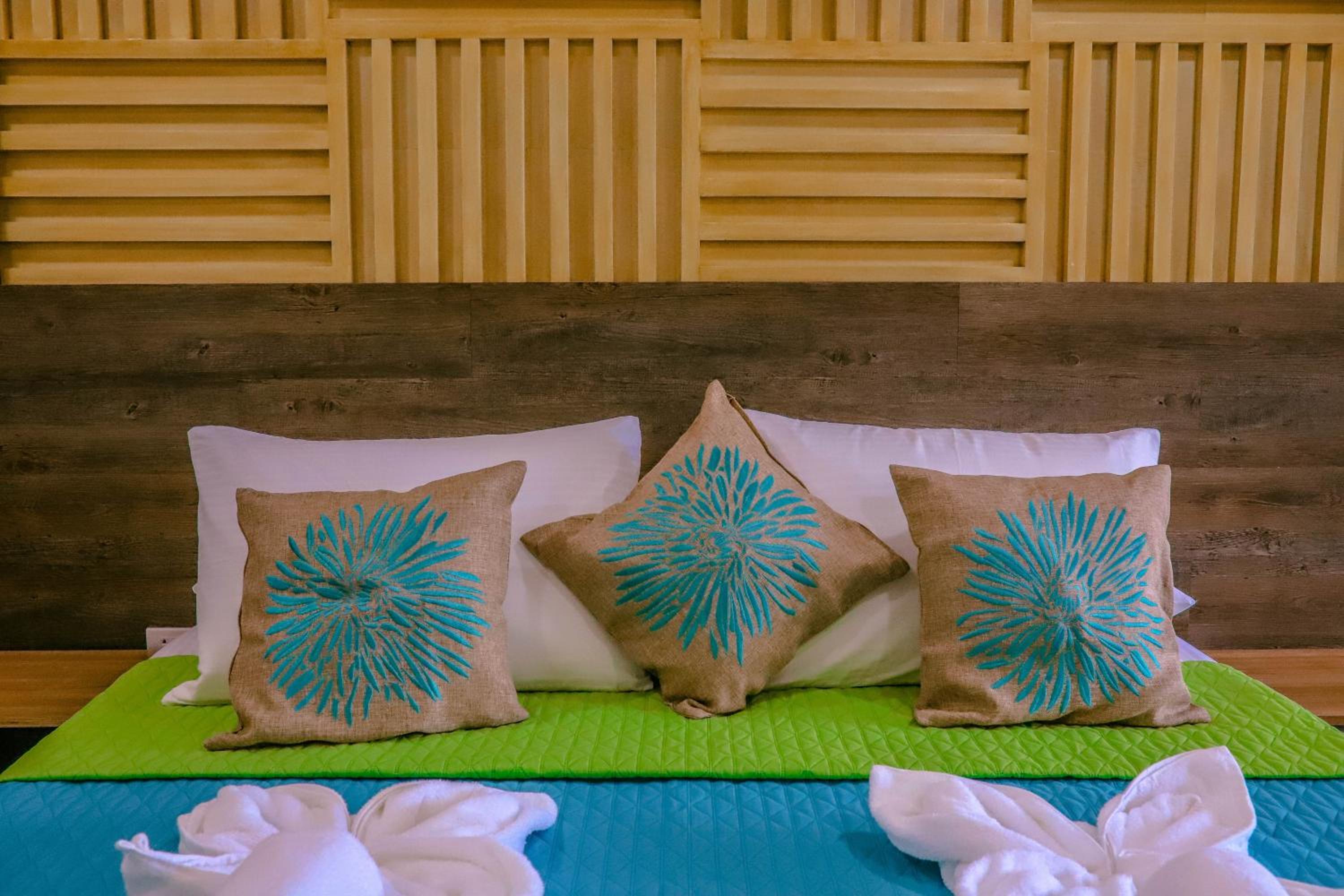 Noni's Resort