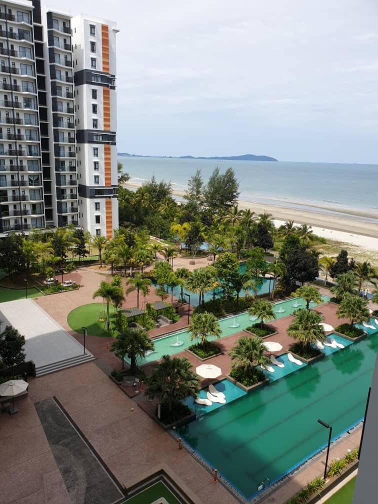 Studio with Privacy Balcony and NETFLIX at TimurBay Sea Front Residence photo 1