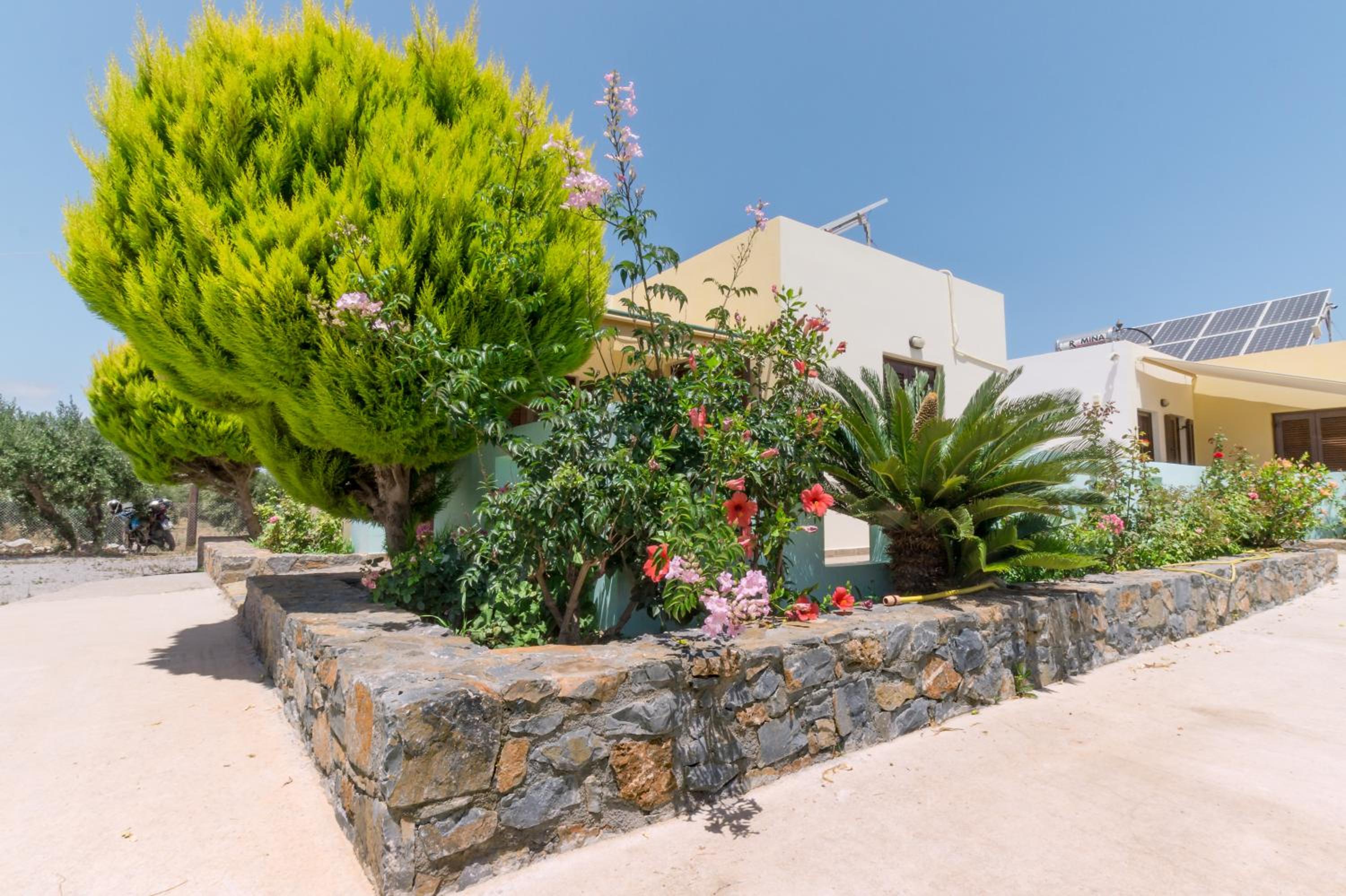 Rousolakos Pool Apartments