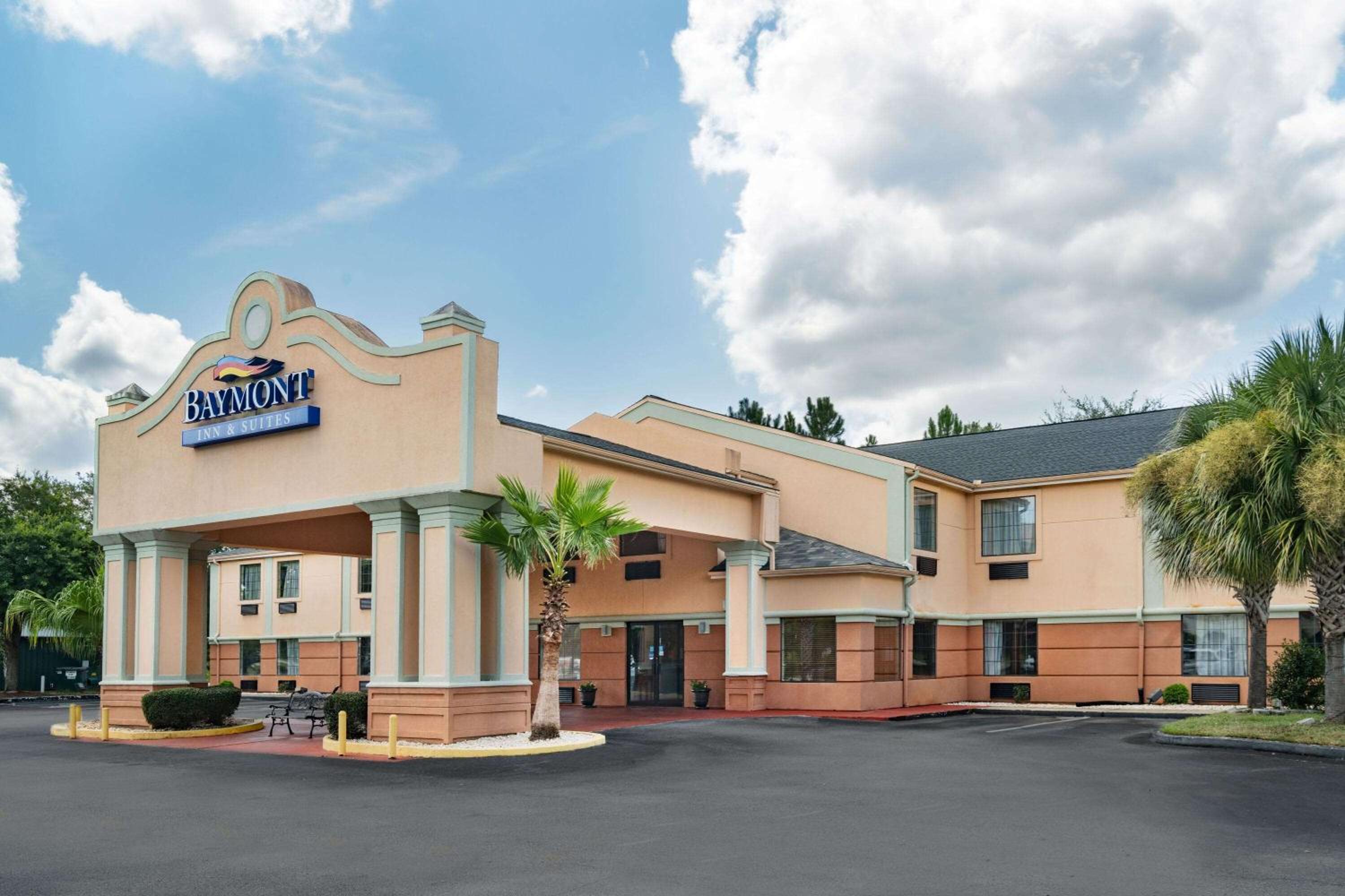 Newly Renovated Red Roof Inn & Suites Hinesville with breakfast