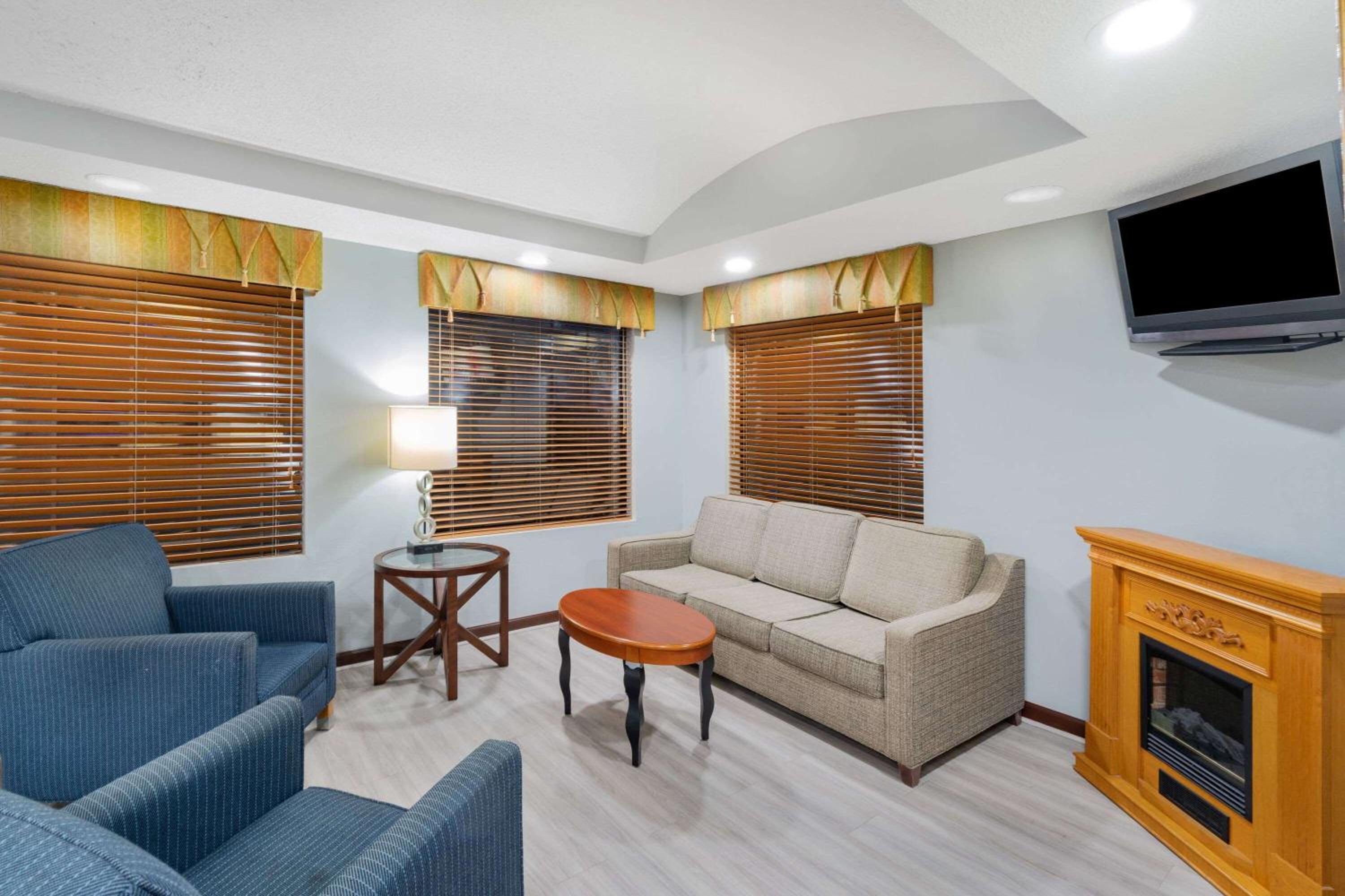 Newly Renovated Red Roof Inn & Suites Hinesville with breakfast, Zdjęcie 57