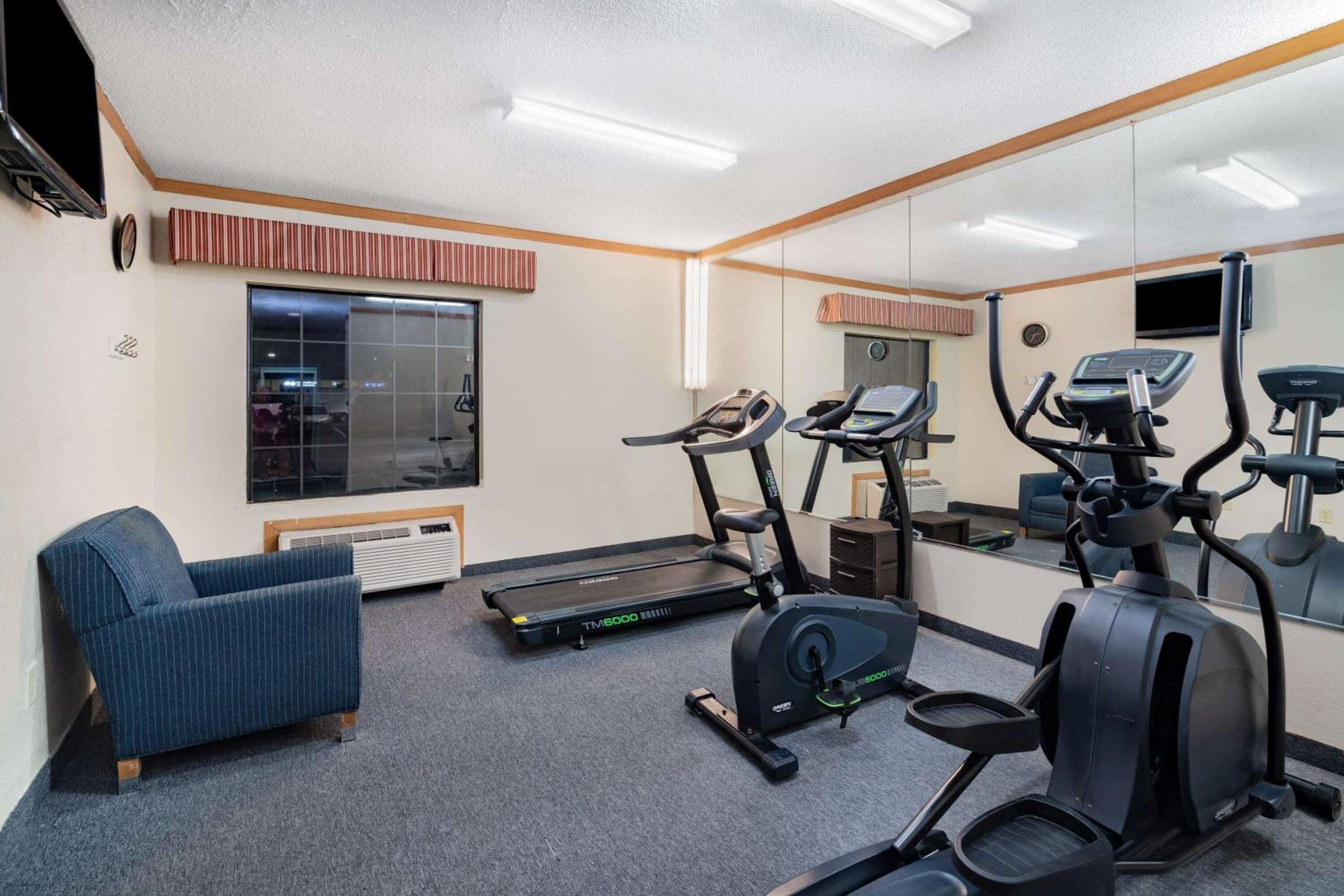 Newly Renovated Red Roof Inn & Suites Hinesville with breakfast, Zdjęcie 18