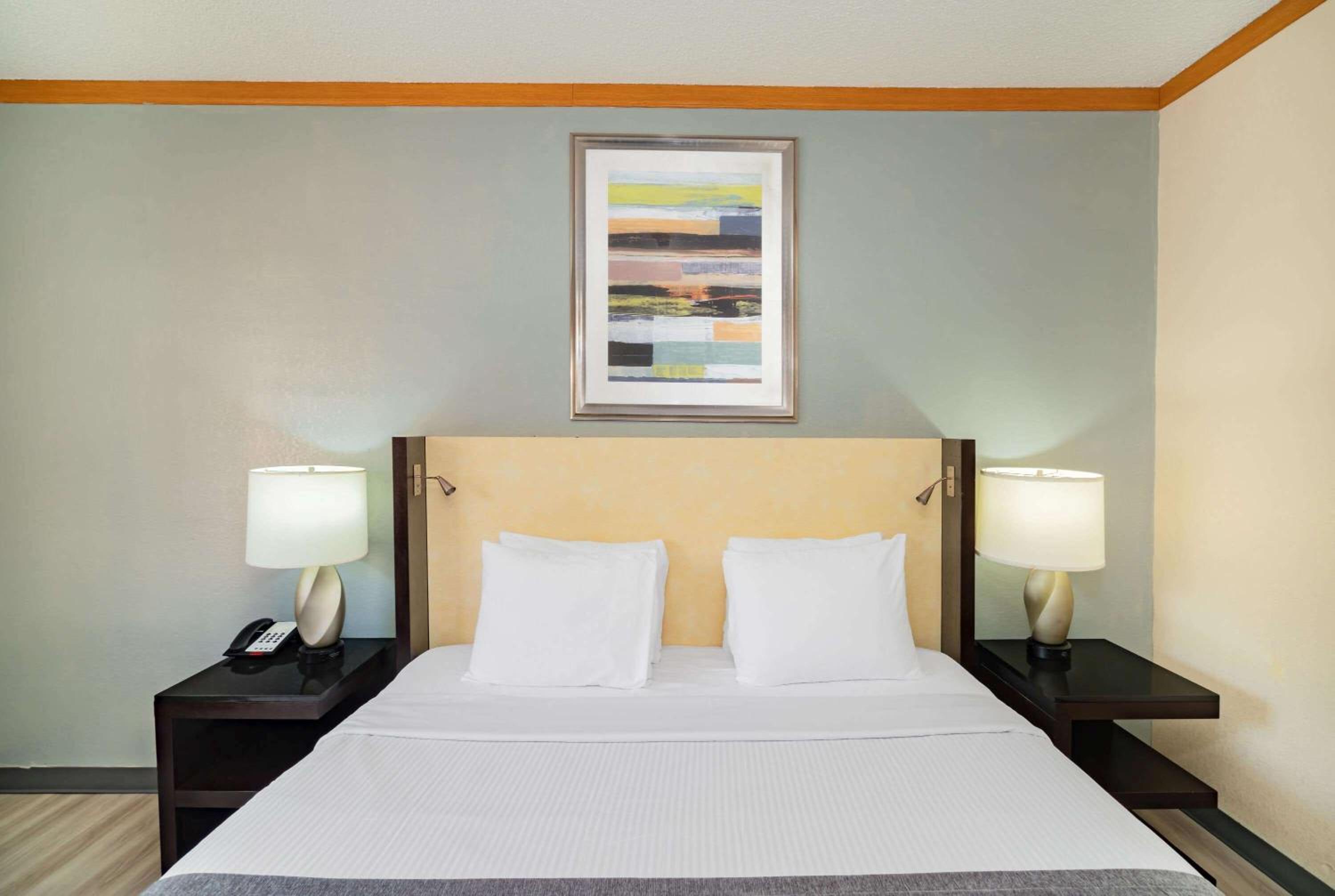 Newly Renovated Red Roof Inn & Suites Hinesville with breakfast, Zdjęcie 58