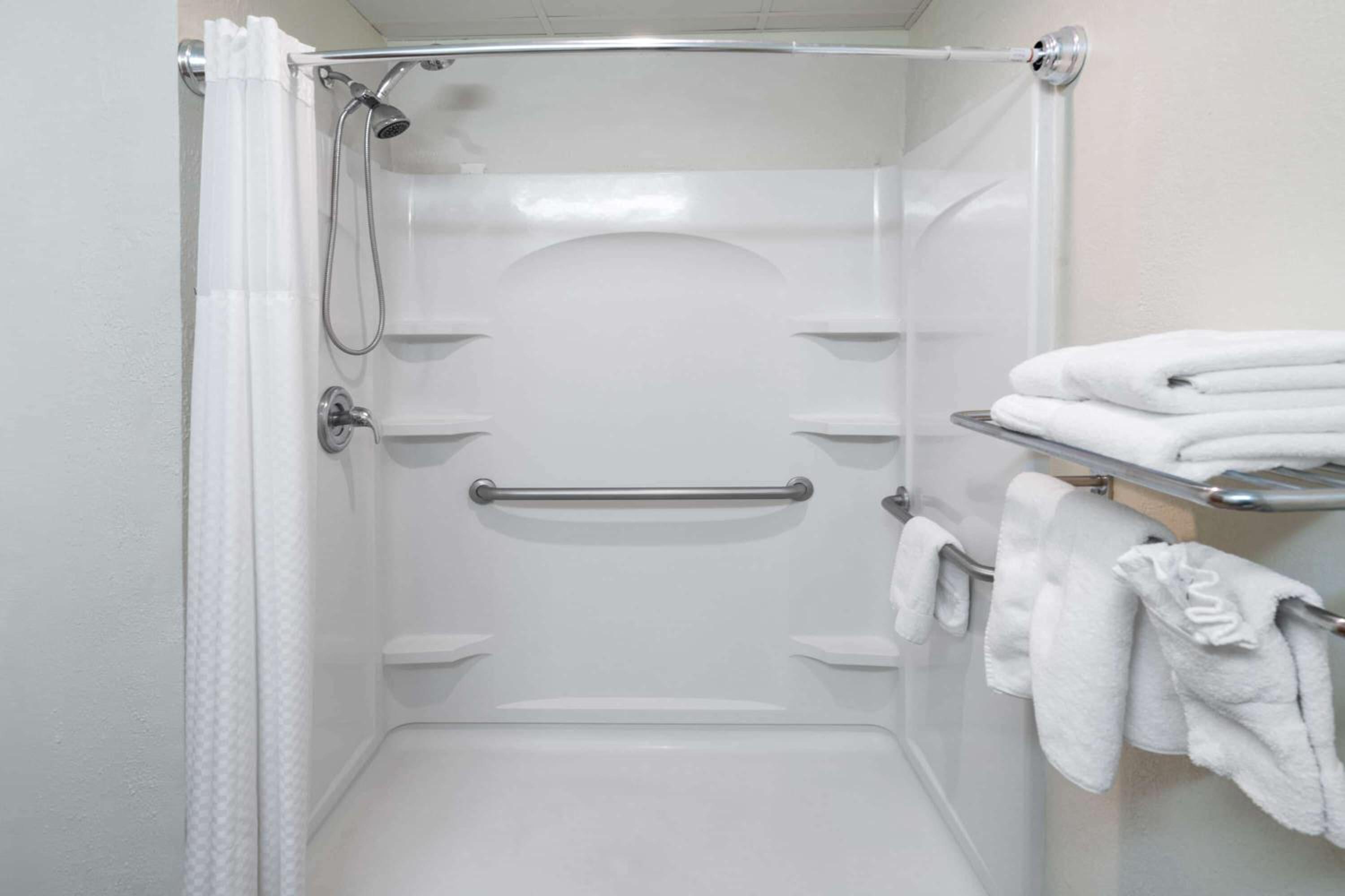 Newly Renovated Red Roof Inn & Suites Hinesville with breakfast