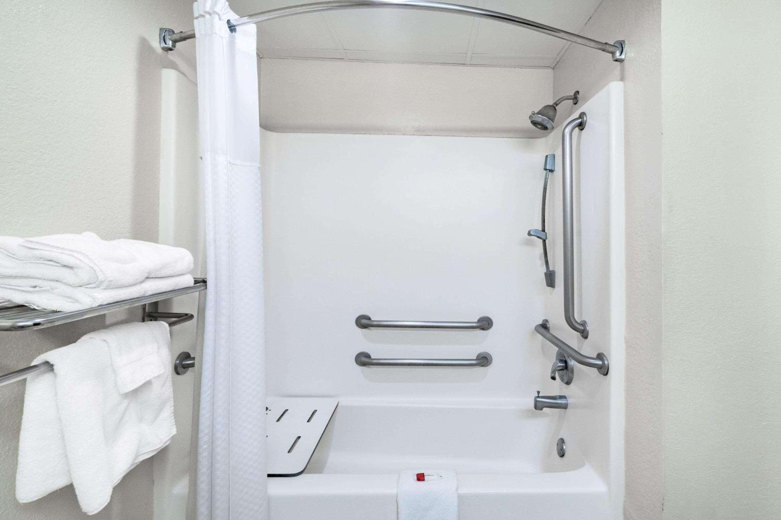 Newly Renovated Red Roof Inn & Suites Hinesville with breakfast, Zdjęcie 65