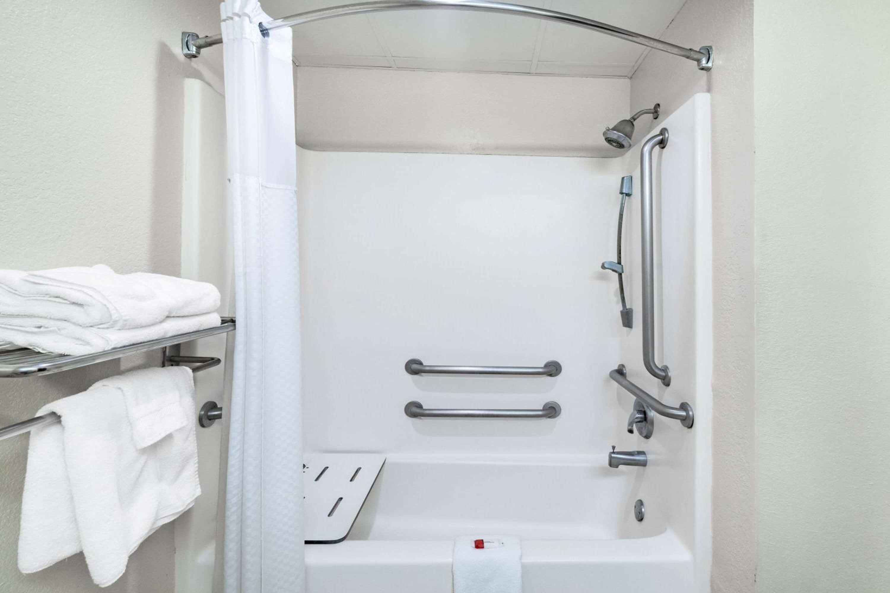 Newly Renovated Red Roof Inn & Suites Hinesville with breakfast, Zdjęcie 11