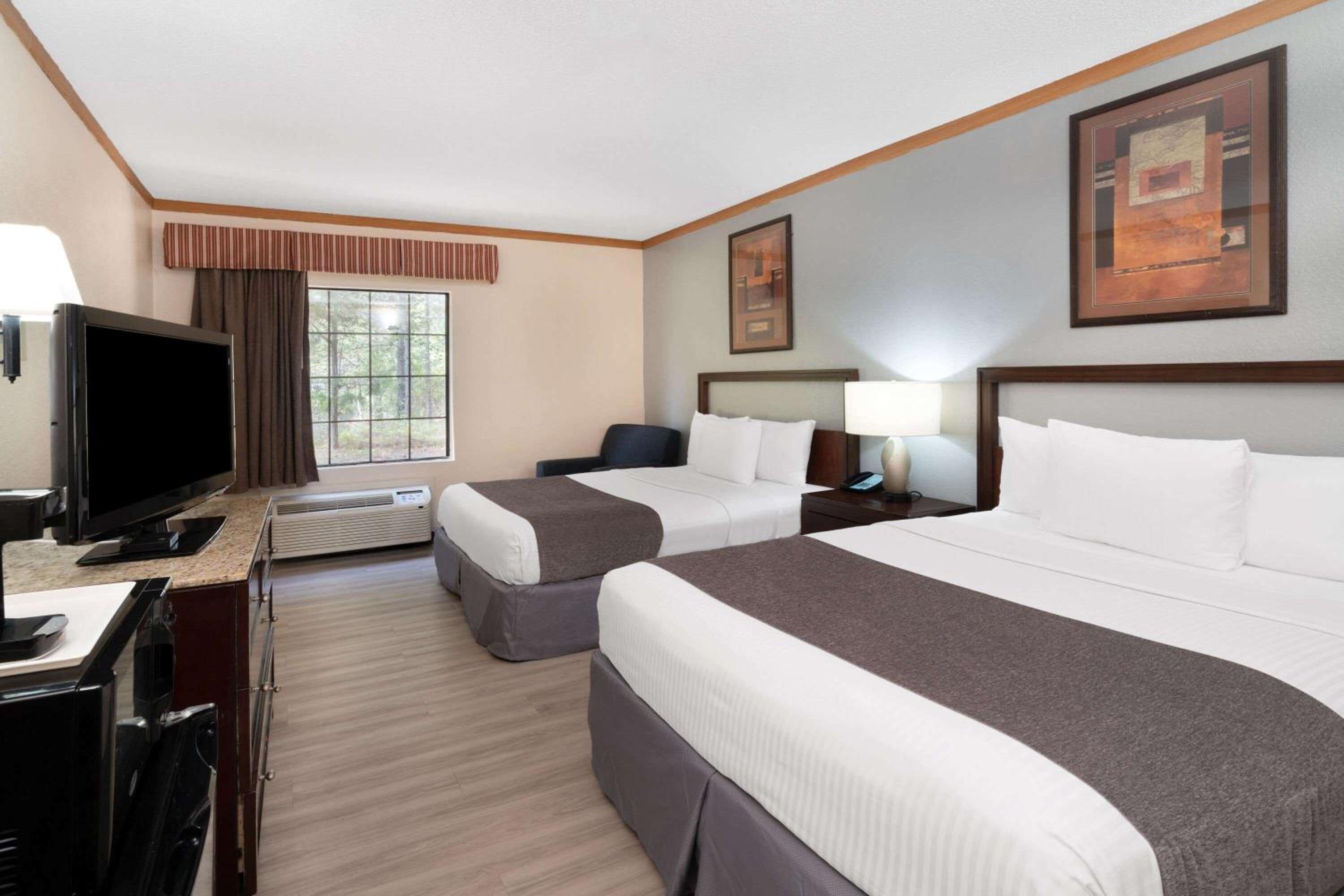 Newly Renovated Red Roof Inn & Suites Hinesville with breakfast, Zdjęcie 70