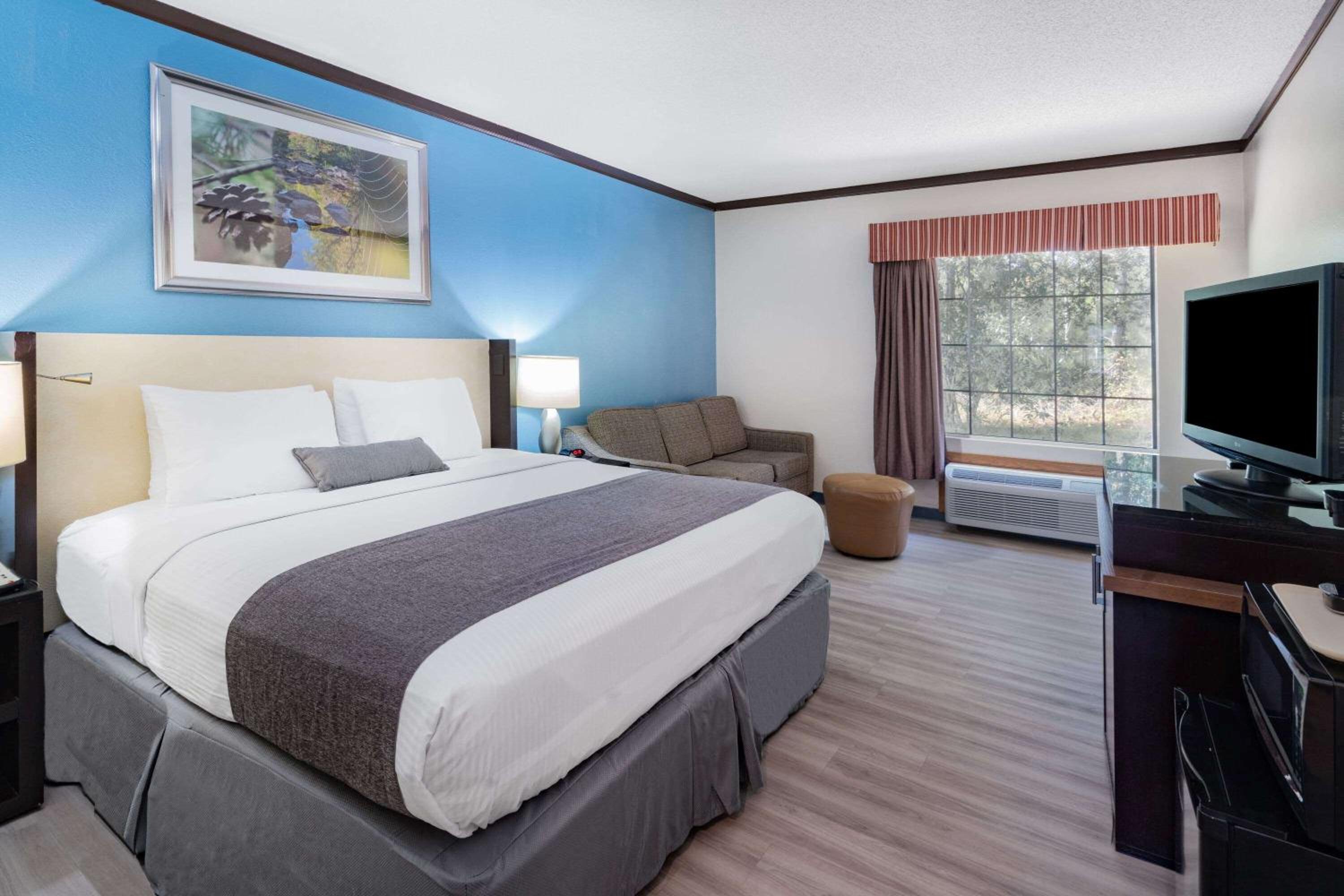 Newly Renovated Red Roof Inn & Suites Hinesville with breakfast