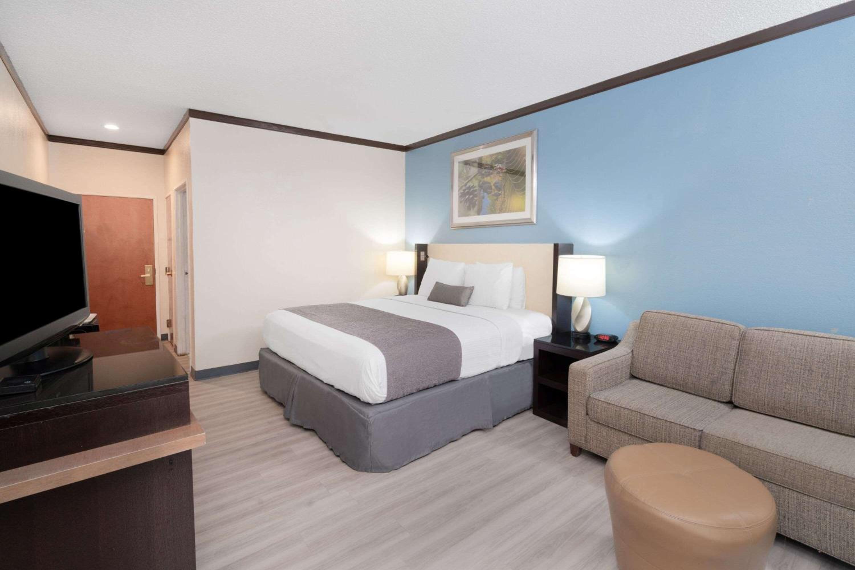 Newly Renovated Red Roof Inn & Suites Hinesville with breakfast, Zdjęcie 48