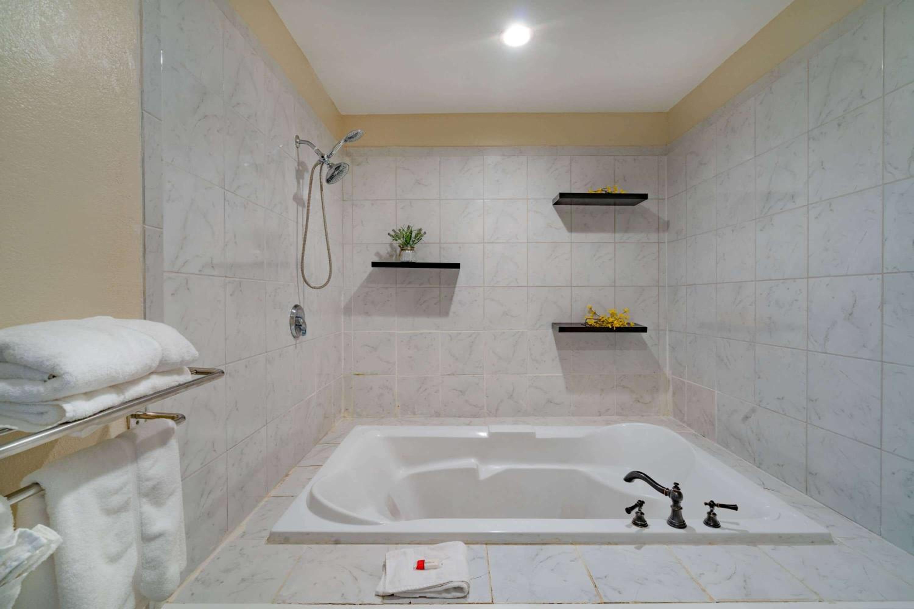 Newly Renovated Red Roof Inn & Suites Hinesville with breakfast, Zdjęcie 47