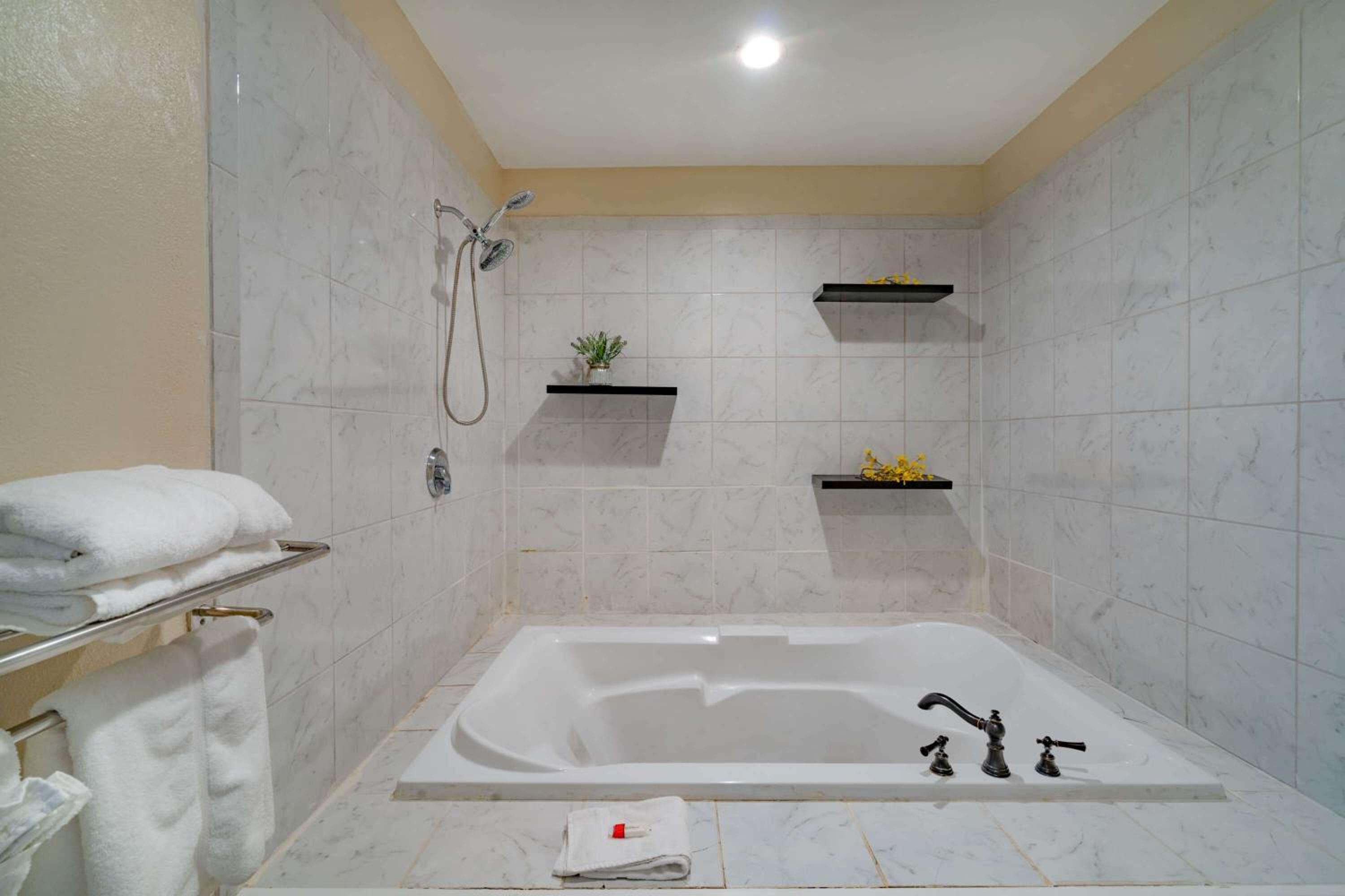 Newly Renovated Red Roof Inn & Suites Hinesville with breakfast, Zdjęcie 60