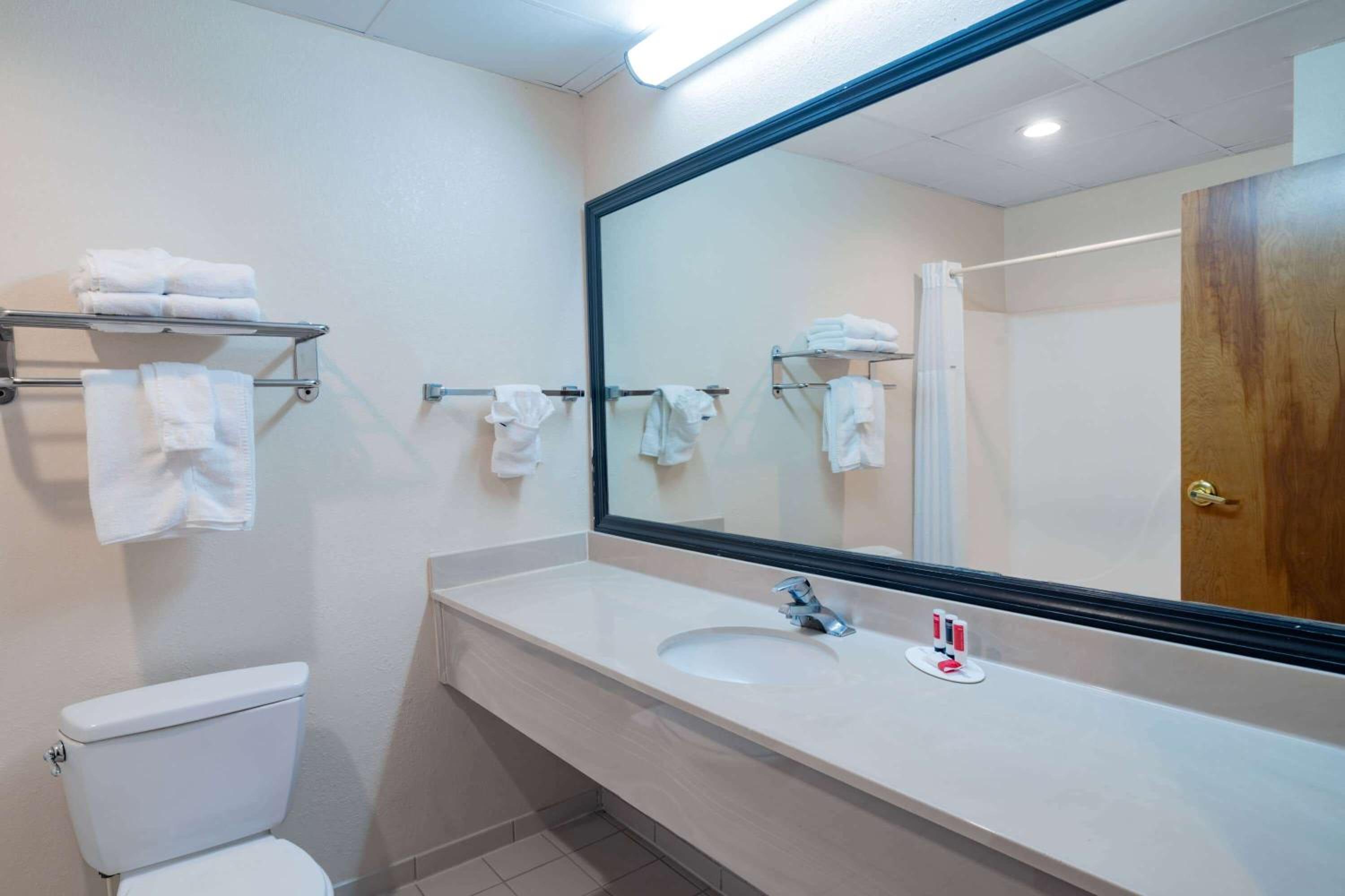 Newly Renovated Red Roof Inn & Suites Hinesville with breakfast, Zdjęcie 41