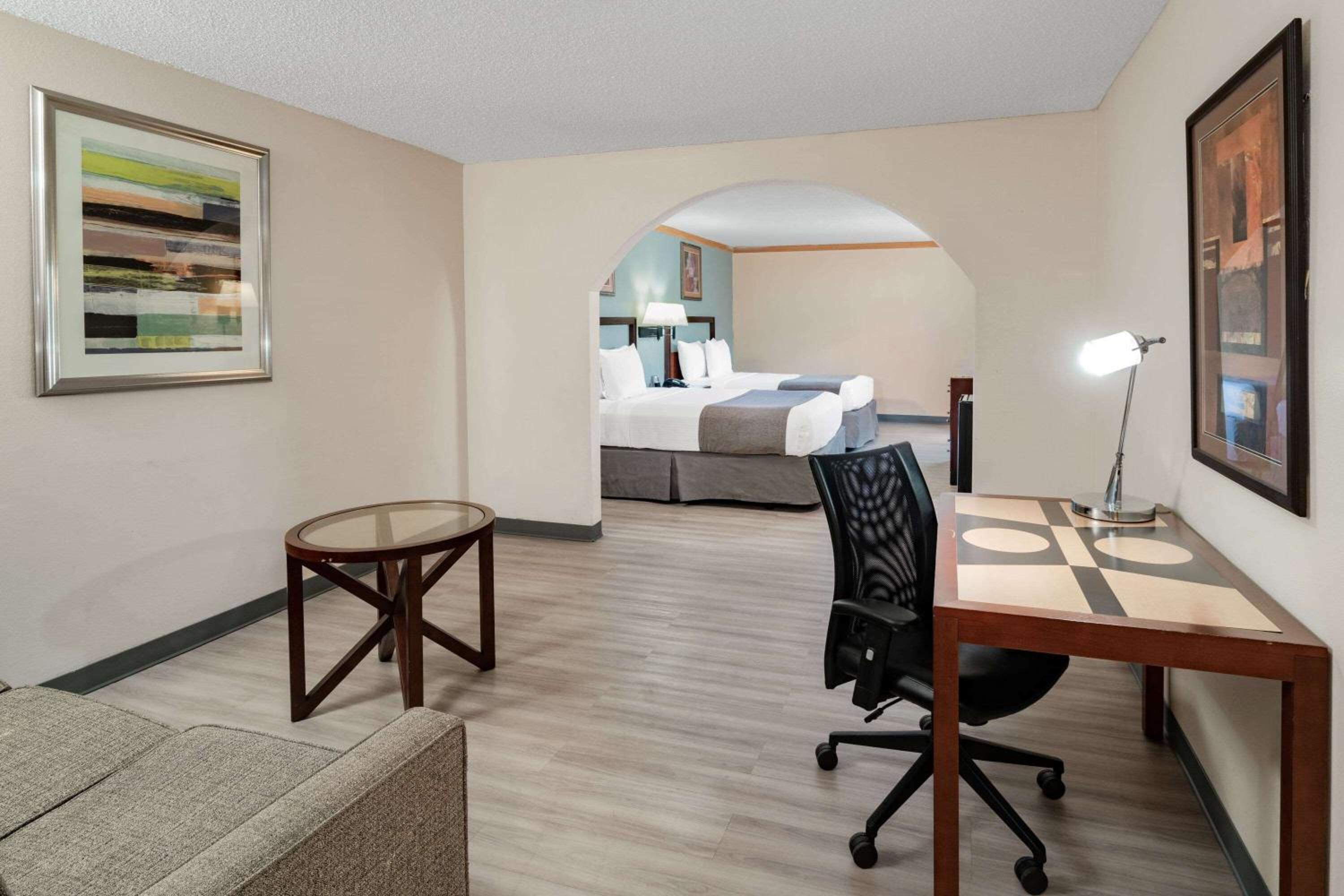 Newly Renovated Red Roof Inn & Suites Hinesville with breakfast, Zdjęcie 40