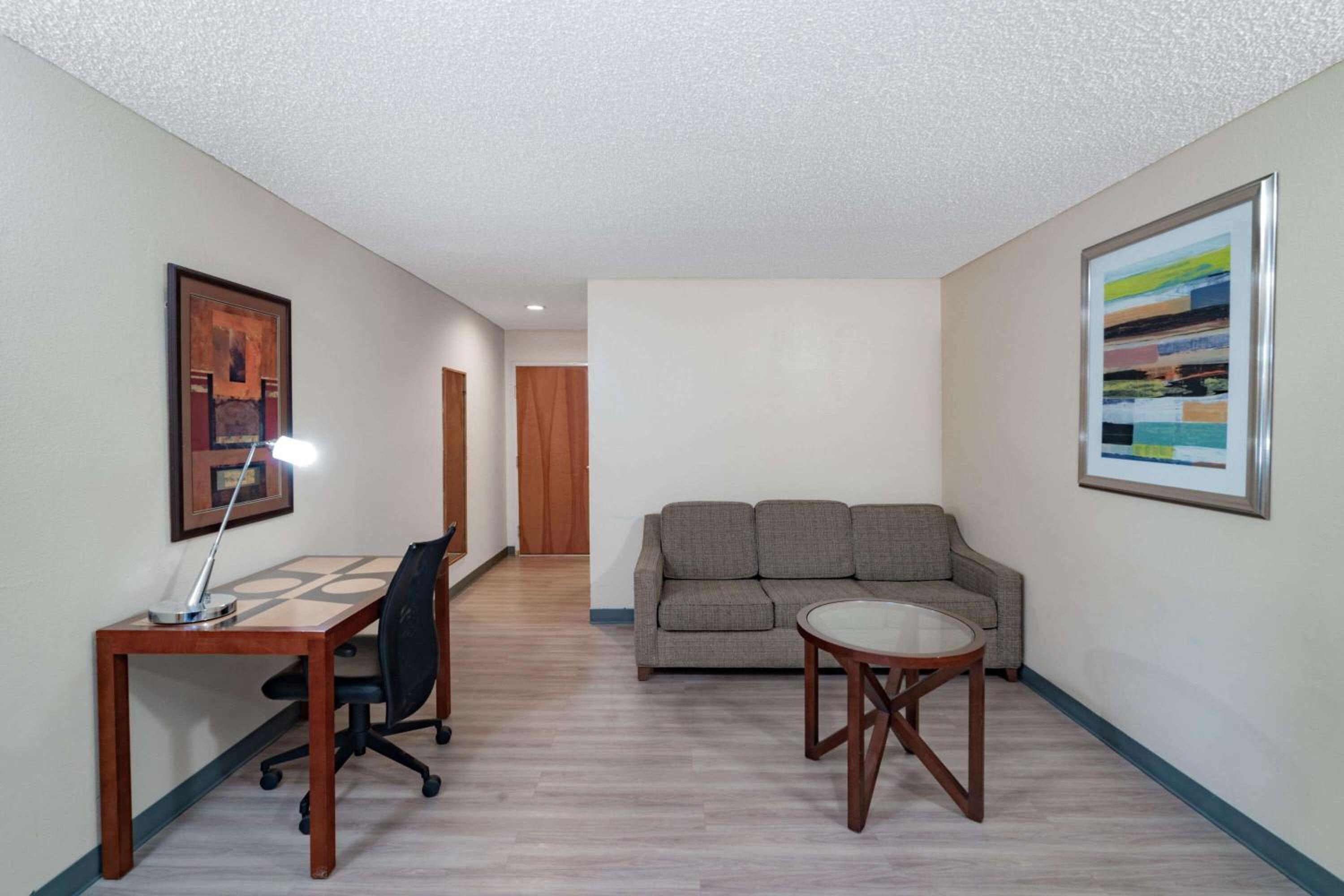 Newly Renovated Red Roof Inn & Suites Hinesville with breakfast, Zdjęcie 26