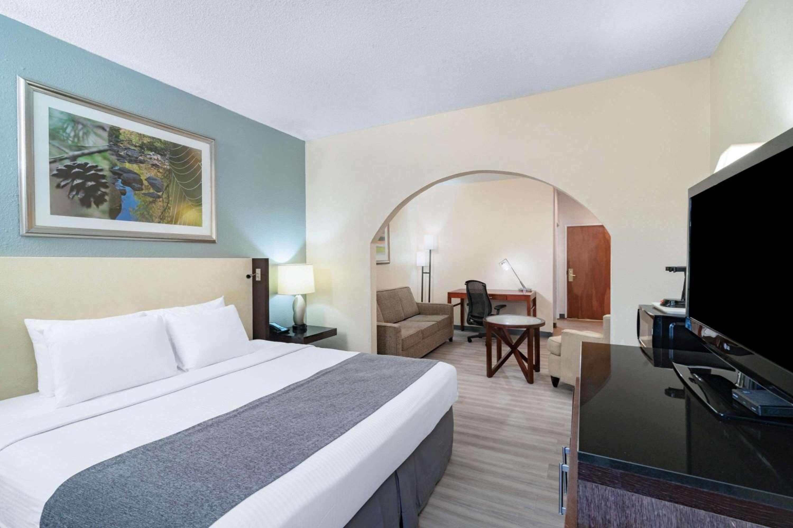 Newly Renovated Red Roof Inn & Suites Hinesville with breakfast, Zdjęcie 28