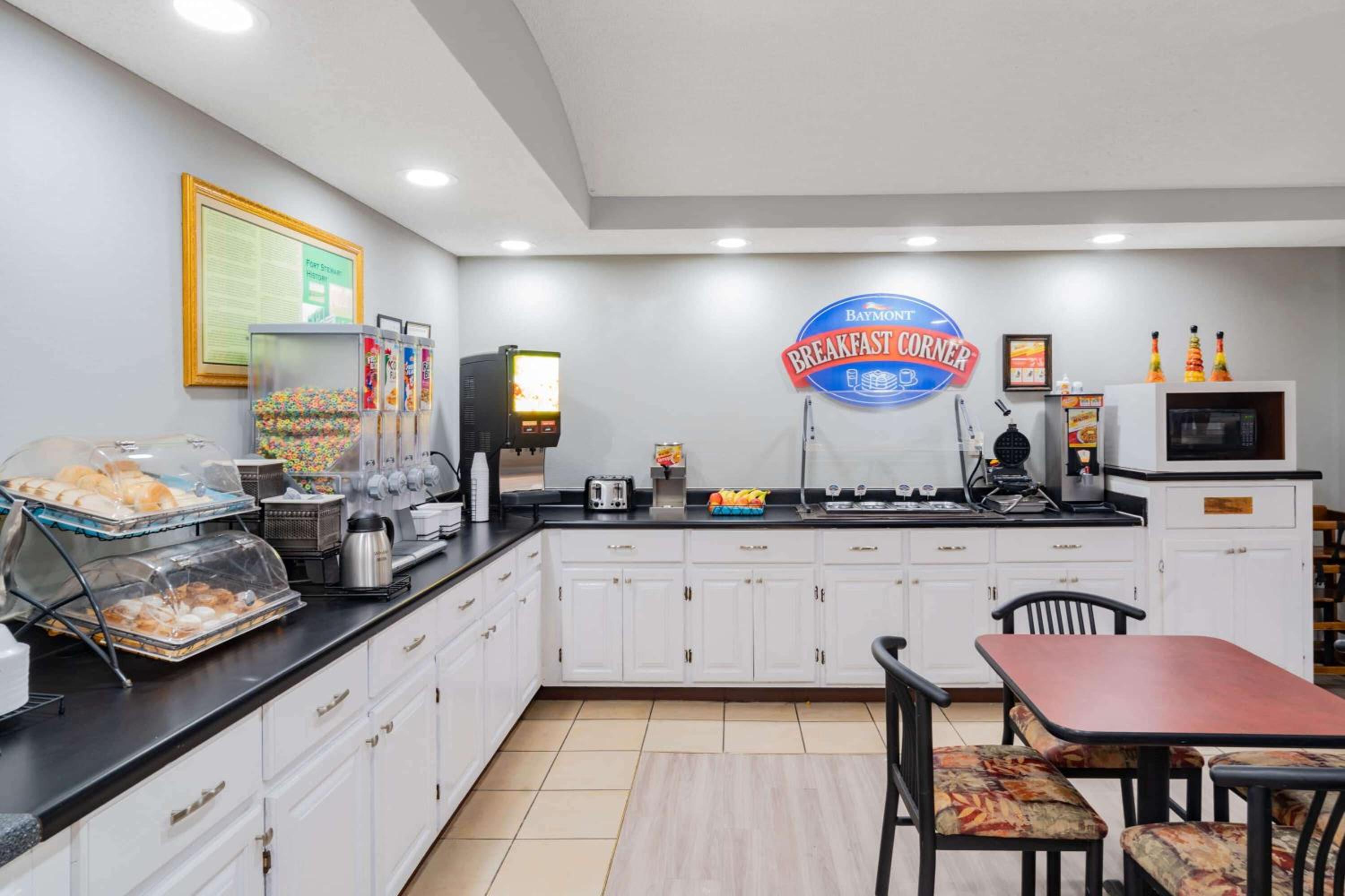 Newly Renovated Red Roof Inn & Suites Hinesville with breakfast, Zdjęcie 79