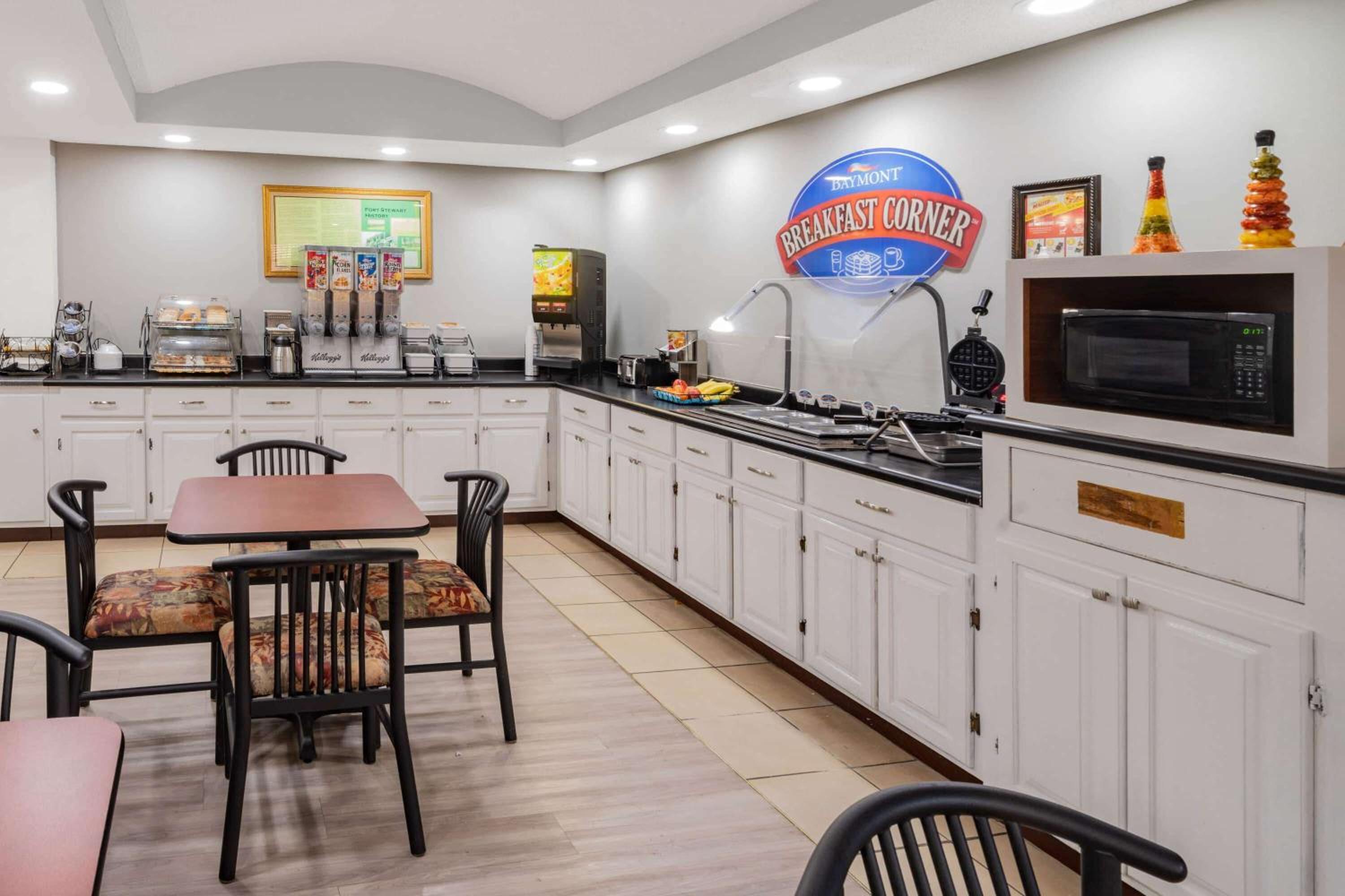 Newly Renovated Red Roof Inn & Suites Hinesville with breakfast, Zdjęcie 20