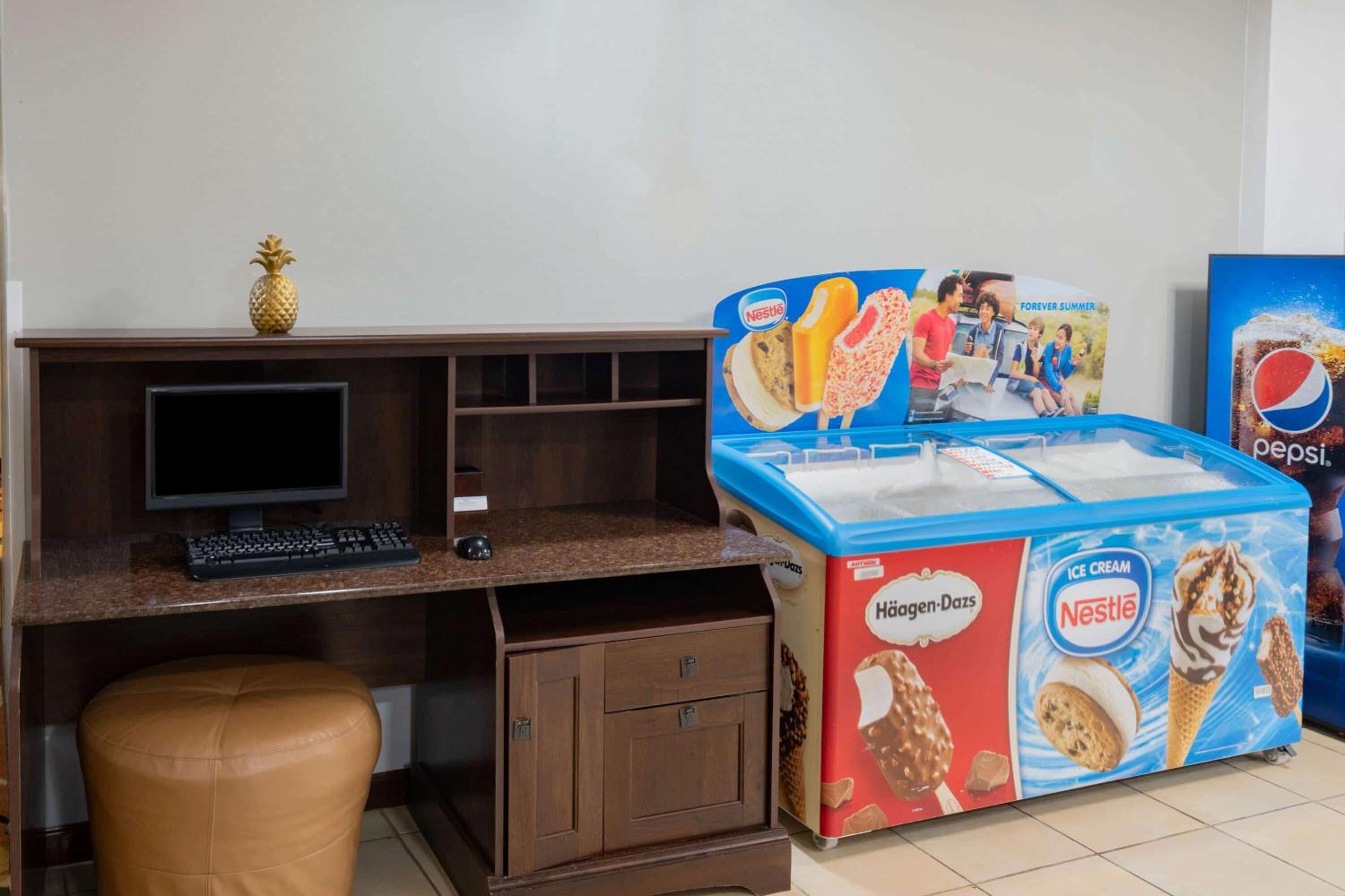 Newly Renovated Red Roof Inn & Suites Hinesville with breakfast, Zdjęcie 50