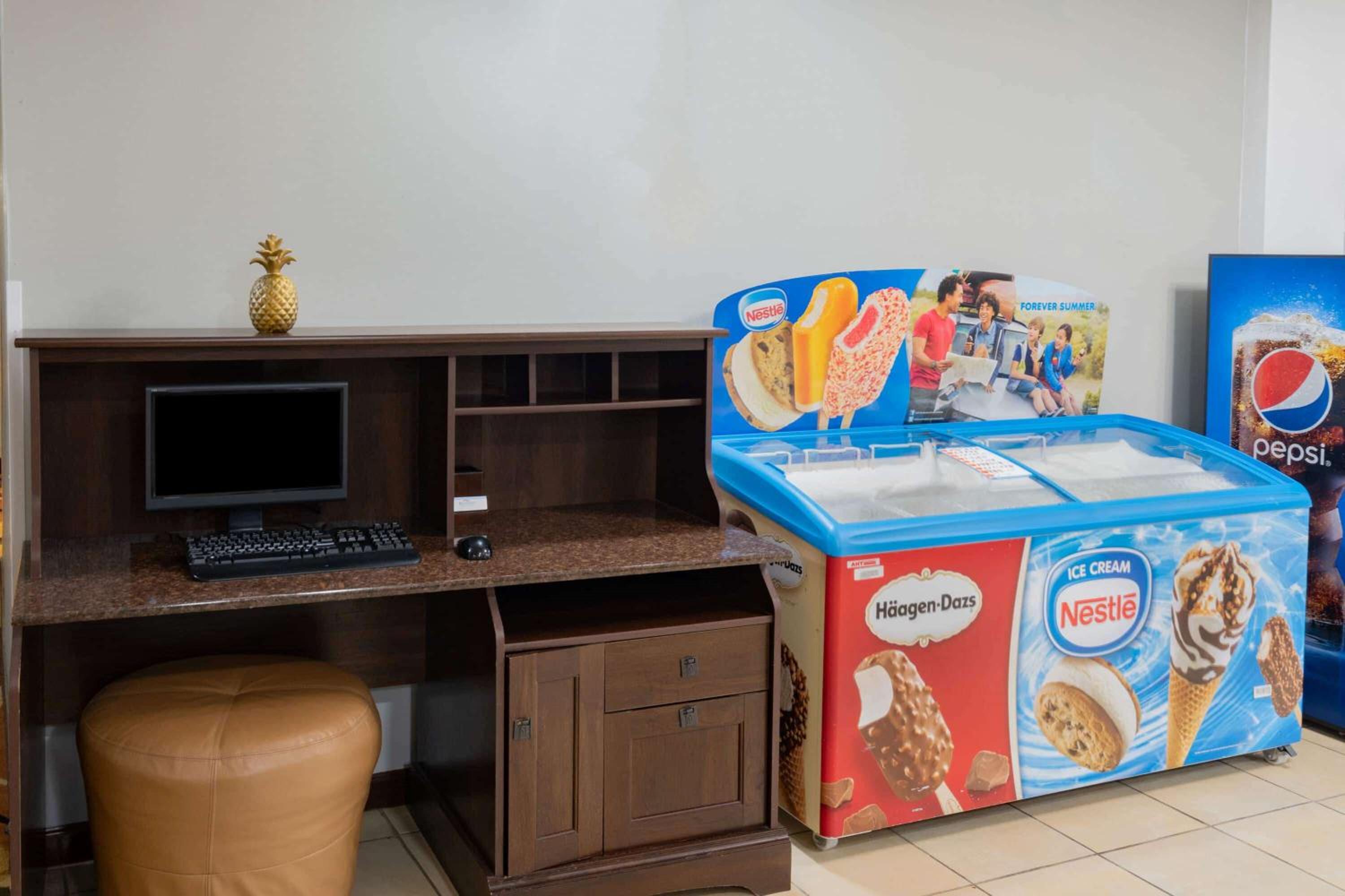 Newly Renovated Red Roof Inn & Suites Hinesville with breakfast, Zdjęcie 42