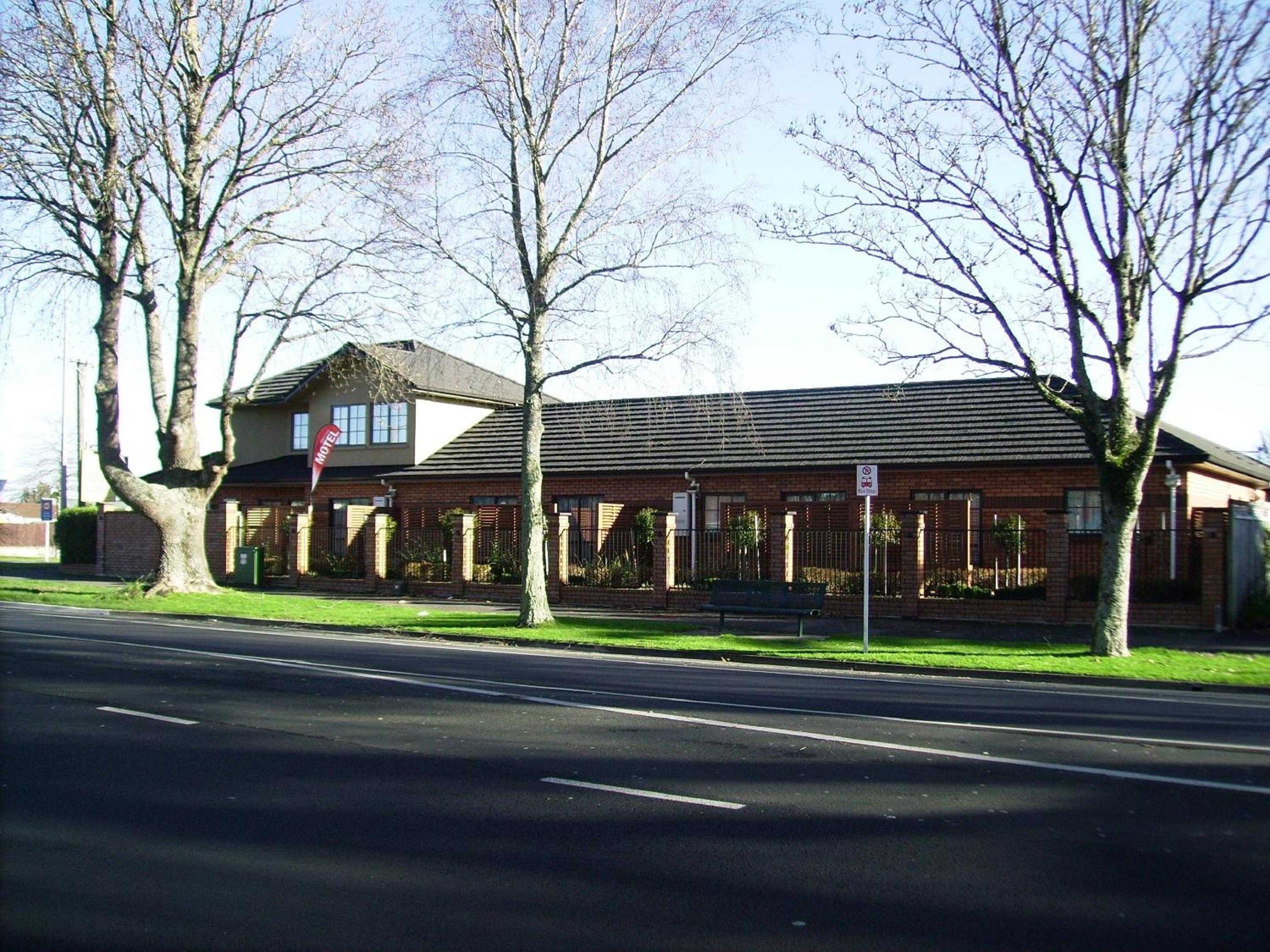 Hotel Albert Court Motor Lodge - Image 1