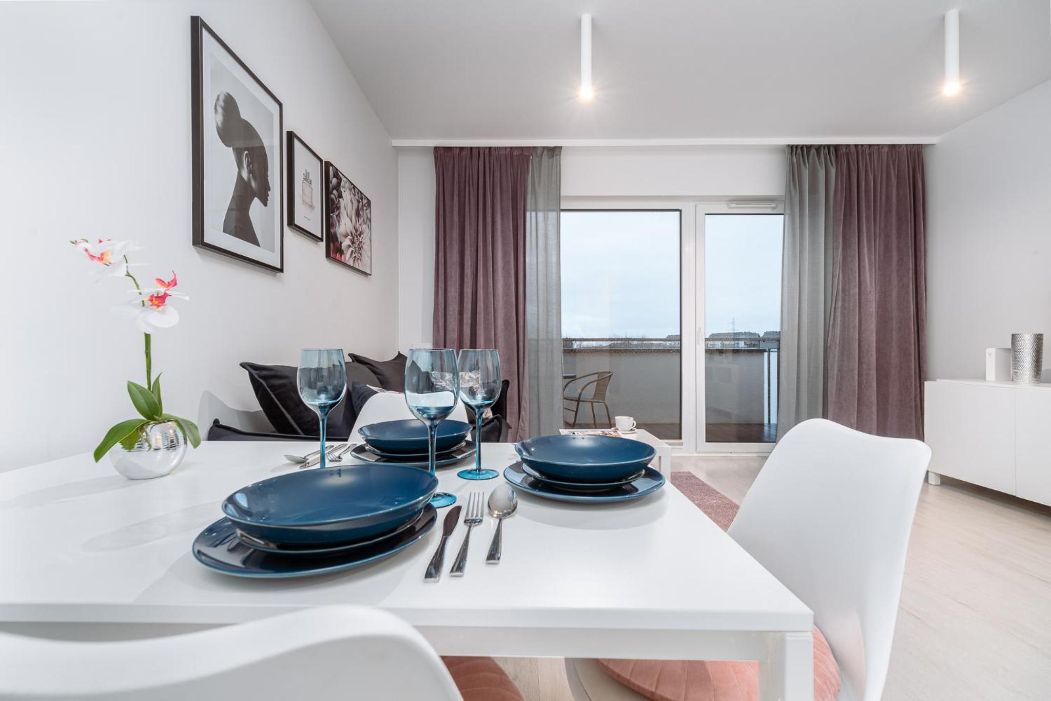 EXCLUSIVE Venice Apartments view 3