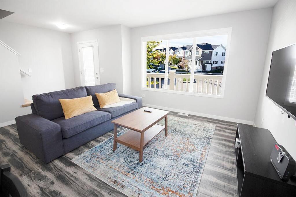Luxurious 2 Bedroom Townhouse in south Winnipeg view 2