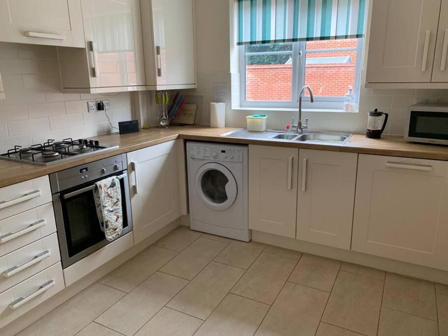 Cheerful 3 bedroom home close to beach and High St view 4