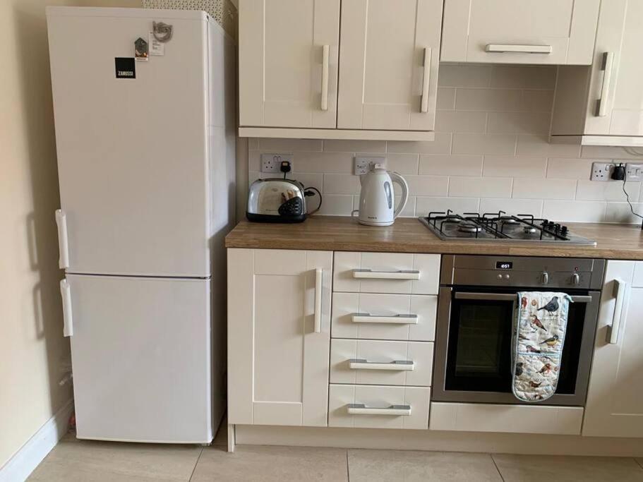 Cheerful 3 bedroom home close to beach and High St view 5